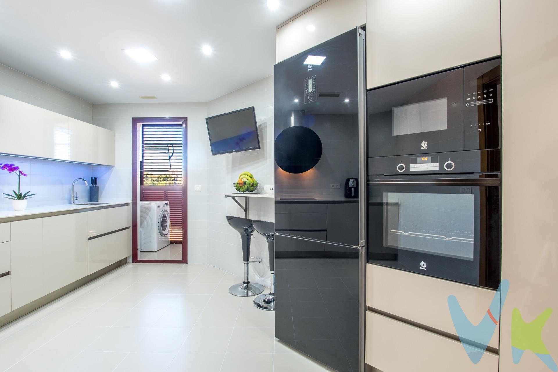 Crea el hogar que siempre has soñado e imagina despertar cada mañana rodeado de luz en el corazón de Molina de Segura, en una sexta planta con vistas abiertas y ambiente tranquilo. Este piso de dos dormitorios es mucho más que una vivienda: es el espacio perfecto para empezar nuevas historias y momentos inolvidables. La cocina, completamente reformada y con mucho estilo, invita a disfrutar de desayunos lentos o cenas improvisadas; cada detalle pensado para que te sientas a gusto y presumas de tu hogar. El salón es amplio, acogedor y cuenta con acceso directo a una terraza donde el sol entra a raudales, creando un rincón especial para tus reuniones con amigos, tardes de lectura o sencillamente para desconectar. Tener garaje y trastero incluidos facilita la vida diaria—nunca más perderás tiempo buscando aparcamiento ni espacio para almacenar lo que más valoras. Este hogar combina funcionalidad y diseño en cada rincón, desde el baño cómodo y renovado, hasta los dos dormitorios que se adaptan fácilmente tanto a parejas jóvenes, profesionales o como inversión segura. La ubicación en Plaza Europa te conecta con supermercados, restaurantes, parques y la vida urbana vibrante de Molina, sin renunciar a la tranquilidad de un piso alto y luminoso. Este piso no solo es un lugar para vivir, sino el escenario para construir tu mejor versión y crear recuerdos que perduren. ¿Te imaginas aquí tu próxima historia?