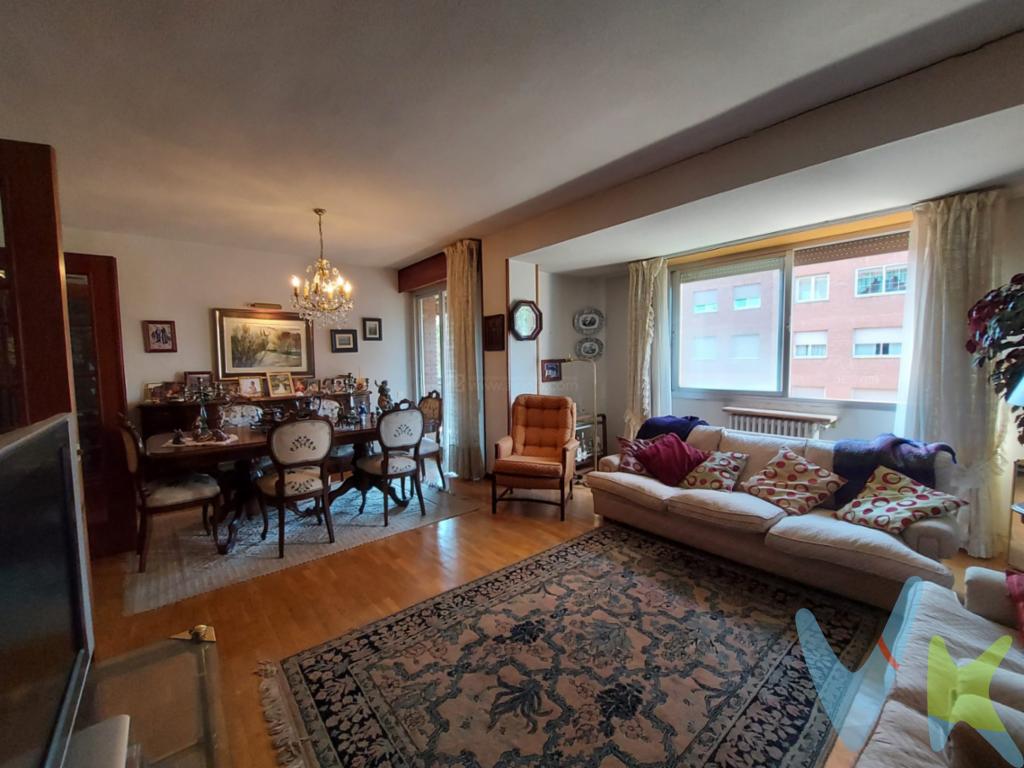 INMOBILIARIA SOLOZÁBAL presenta una vivienda para reformar con Terraza, ubicada en la Urbanización de Diego de Velázquez de Logroño ( a escaso metros de la calle Vara de Rey ) A la venta, este magnífico inmueble ofrece una oportunidad única para aquellos que buscan un Hogar amplio , lleno de posibilidades. Con sus 154.73 m² útiles y 187.65 m² construidos, cada rincón ha sido diseñado para maximizar el confort y la funcionalidad.Este amplio piso se sitúa en la quinta planta de un edificio construido en 1982, lo que le confiere un carácter especial y la serenidad que se espera de un Hogar. La accesibilidad es una de sus grandes ventajas, ya que cuenta con ascensores , que facilitan el acceso a todos los niveles del edificio, garantizando una experiencia de vida cómoda y sin complicaciones.Esta propiedad consta de Salón-Comedor, 5 Dormitorios y 2 Baños  lo que la convierte en una opción ideal para familias o personas que necesiten espacio extra para oficinas o áreas de trabajo. Las estancias están diseñadas para ofrecer luz natural y una sensación de amplitud, permitiendo momentos de convivencia y de relajación en un ambiente acogedor. Una de las características que destacarán para los amantes del ocio y la vida al aire libre es la maravillosa zona  comunitaria ajardinada con piscina . Imagine disfrutar de refrescantes chapuzones en los días soleados, así como de agradables reuniones con amigos y familiares en este entorno perfecto para crear recuerdos inolvidables. Otro de los grandes beneficios de esta propiedad es el garaje, que le ofrece la comodidad de tener un espacio seguro para su vehículo, así como un trastero que proporciona un lugar adicional para almacenar sus pertenencias. La organización y el orden serán un estilo de vida en este hogar.La ubicación es sin duda uno de los aspectos más destacados de este inmueble. Situado en la calle  Diego de Velázquez , cuenta con excelentes conexiones de transporte público, con paradas de autobús cercanas que facilitan el acceso al centro de la ciudad y a los principales puntos de interés. Todo ello permite disfrutar de la tranquilidad de un zona residencial sin renunciar a la cercanía de los servicios que necesita en su día a día.Las posibilidades que ofrece este piso son infinitas. Desde crear su propio hogar hasta adaptar las habitaciones para satisfacer sus necesidades personales.El espacio que aquí encontrará es un lienzo en blanco listo para ser transformado a su gusto. No pierda la oportunidad de visitar esta propiedad y enamorarse de su potencial. La combinación de espacio, comodidad y ubicación ideal en Logroño la hace una opción que no puede dejar pasar.Organice una visita y déjese sorprender por todas sus ventajas. Este piso es más que un simple inmueble ; es el hogar que ha estado buscando. Aproveche la oportunidad de ser parte de esta comunidad vibrante y acogedora. Su nuevo hogar en Diego de Velázquez les espera. 