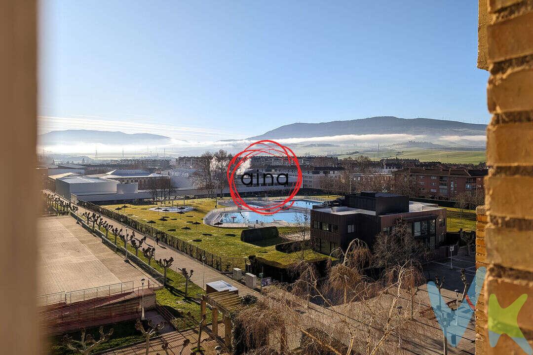 VENTA DE NUDA PROPIEDAD – SANTA CRUZ DE ARDOI, URBANIZACIÓN ZIZUR
Se vende la nuda propiedad de esta vivienda con derrama de rehabilitación de fachada y cambio de ventanas incluidas en precio situada en una cuarta altura de la Urbanización Zizur, en Santa Cruz de Ardoi. 
La vivienda dispone de una distribución cómoda y funcional y cuenta con:


Hall de entrada.


Salón de aproximadamente 20 m², con salida a una terraza de unos 3 m², orientada hacia las piscinas de la urbanización y con vistas despejadas.


Cocina amplia de aproximadamente 12 m², con despensa.


Tres dormitorios: dos habitaciones de aproximadamente 9,45 m² y 9,40 m², y un dormitorio principal de unos 11 m².


Baño reformado, equipado con plato de ducha.


Calefacción central y agua caliente central, ambas con contador individual.


Plaza de garaje incluida en el precio, situada en la planta semisótano.


IMPORTANTE – VENTA DE NUDA PROPIEDAD
La vivienda se transmite en nuda propiedad, manteniéndose el usufructo vitalicio a favor de la persona que actualmente reside en la vivienda.
Esto significa que el comprador adquiere la propiedad de la vivienda, pero la persona usufructuaria mantiene su derecho de uso y disfrute de la misma durante toda su vida.
Por tanto, la vivienda no queda disponible para uso o ocupación del comprador mientras permanezca vigente el usufructo vitalicio.
La adquisición de la nuda propiedad puede constituir una alternativa de inversión a largo plazo para aquellas personas que buscan adquirir un inmueble sin necesidad de disponer de su uso inmediato.
Para obtener información detallada sobre las condiciones de la operación y el funcionamiento de la venta de nuda propiedad, contacte con nosotros.
DERRAMA Y CAMBIO DE VENTANAS A CARGO DE LA PARTE VENDEDORA
La parte vendedora se hará cargo íntegramente de la derrama correspondiente a la ventilación de fachada y al cambio de ventanas previsto en el edificio.
Por tanto, estos gastos no serán asumidos por el comprador, quedando incluidos en las condiciones de la compraventa.
UNA VIVIENDA EN UNA ZONA CONSOLIDADA
Una oportunidad para adquirir la nuda propiedad de una vivienda de tres dormitorios en una zona consolidada de Zizur, con terraza, garaje, vistas despejadas y todos los servicios de la urbanización y su entorno.
INFORMACIÓN LEGAL
Los datos, superficies y planos reflejados tienen carácter orientativo y meramente informativo, sin valor contractual.
El precio de venta no incluye los impuestos ni los gastos derivados de la transmisión que correspondan a la parte compradora:


Impuesto sobre Transmisiones Patrimoniales (ITP), según la normativa vigente y las circunstancias fiscales del comprador.


Gastos de Notaría y Registro, según corresponda.


Gastos financieros, en caso de financiación mediante préstamo hipotecario.


¡EL COMPRADOR NO PAGA HONORARIOS DE AGENCIA!