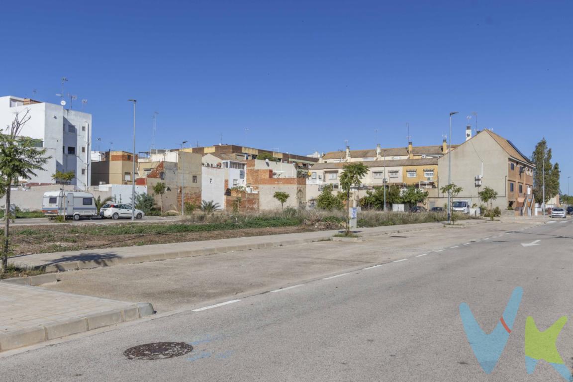 Ubicada en el encantador municipio de Albalat dels Sorells, esta excepcional finca se presenta como una oportunidad única para aquellos que buscan invertir en un terreno edificable para construir un edificio. Con una extensión generosa de 2129 metros cuadrados de edificabilidad,, y una superficie de solar de 471 m2,  este espacio ofrece infinitas posibilidades para desarrollar su proyecto residencial o comercial en una de las áreas con mayor proyección de crecimiento inmobiliaria de L\'horta nord.Albalat dels Sorells es conocido por su tranquilo entorno y su atmósfera acogedora, ideal para quienes desean escapar del bullicio de la ciudad sin alejarse demasiado. Esta finca no sólo ofrece el espacio necesario para construir, sino también una ubicación envidiable en una comunidad que se caracteriza por su encanto tradicional y su armonía con la naturaleza.El terreno edificable da a 3 calles, y se presenta como una página en blanco donde puede plasmar su visión arquitectónica. Desde una amplia vivienda unifamiliar rodeada de jardines hasta un complejo con múltiples unidades residenciales, las posibilidades son ilimitadas.No pierda la oportunidad de visitar esta finca y descubrir el potencial que tiene para ofrecer. Cada rincón del terreno le inspirará a imaginar las posibilidades que tiene a su disposición. Estamos seguros de que este espacio cumplirá con sus expectativas y se adaptará a todas sus necesidades, ya sea para un proyecto personal o empresarial.Contáctenos para concertar una visita y permita que le enseñemos esta excepcional parcela en Albalat dels Sorells le robe el corazón.  