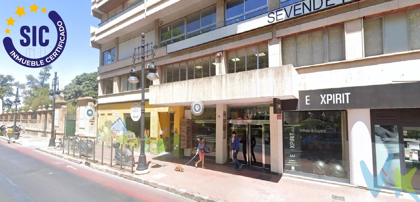 ¡Gran oportunidad de inversión y para uso personal en Valencia! 🚗✨. Se vende plaza de parking para vehículo mediano/pequeño, situada en una ubicación privilegiada junto a la Gran Vía Fernando el Católico y la zona del Botánico, en pleno centro de la ciudad. Esta plaza, ubicada en un 2º sótano, ofrece un acceso fácil y cómodo, ideal para quienes buscan conveniencia en su día a día. Para compradores particulares: ¡Olvídate de las preocupaciones de aparcar en la calle! Esta plaza es perfecta para ti si buscas un espacio seguro y accesible para tu vehículo en una de las zonas más céntricas  de Valencia. Para inversores: Esta es una excelente oportunidad para adquirir un activo en una ubicación estratégica. La demanda de plazas de parking en el centro de la ciudad sigue en aumento, lo que garantiza un retorno atractivo de tu inversión. ¡Aprovecha el precio inmejorable y asegura tu futuro financiero!. No dejes pasar esta oportunidad. ¡Contáctanos para más información y asegura tu plaza hoy mismo! 🅿️🌟. 