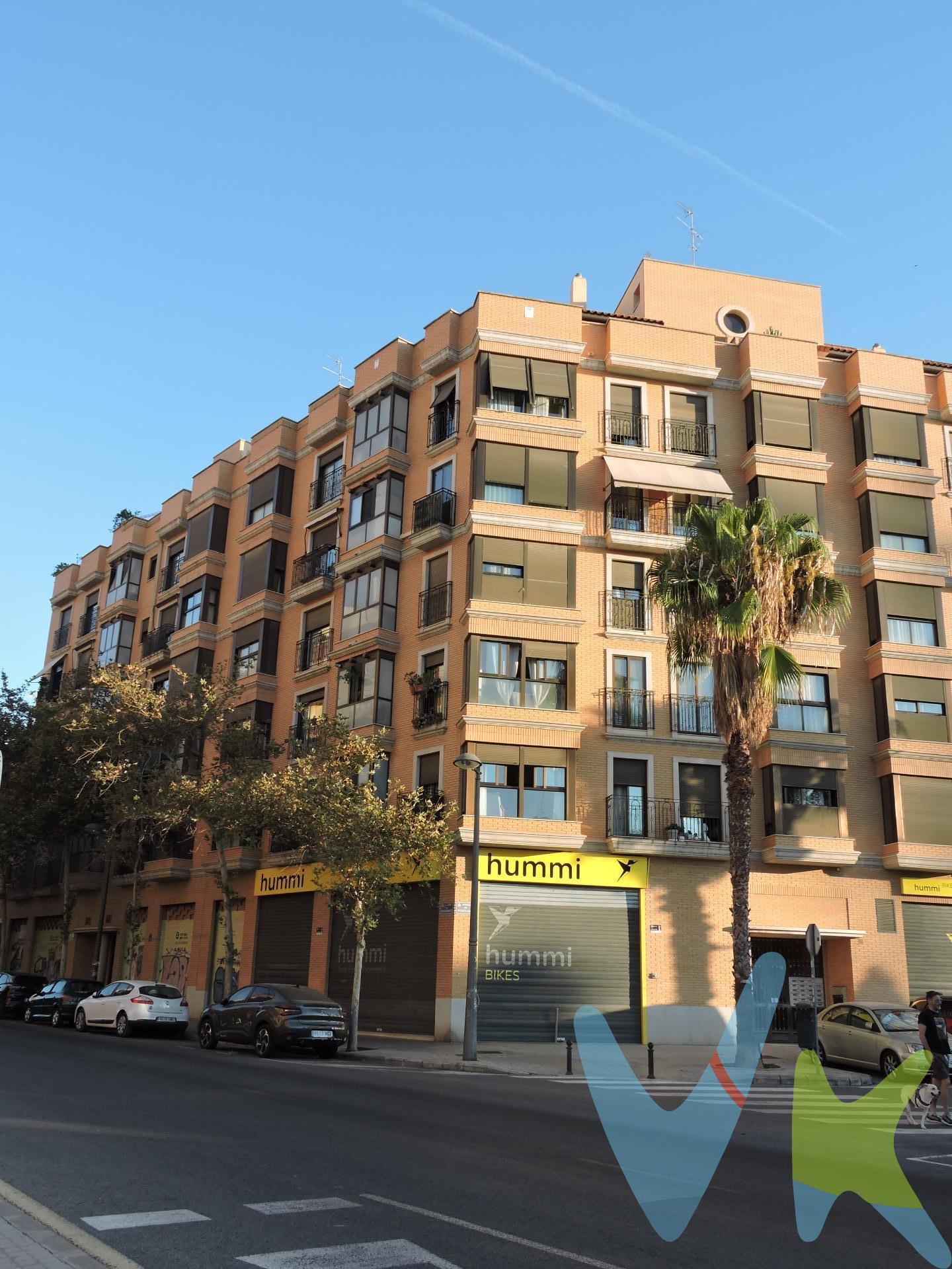 Por que no es lo mismo una finca con una fachada de caravista, que una de cemento. Por que no es lo mismo que la vivienda esta al final de la Avenida Burjasot que el principio, cerca del Cauce del Rio Turia. Por que no es lo mismo que la finca tenga mas años que un bosque, a que tenga poca antigüedad. Pues eso, por que no da lo mismo, queremos presentarte esta vivienda que tenemos a la venta y que tiene unas ganas local de hacer match con sus nuevos propietarios. ¿ A que estas esperando ? . Si estabas buscando algo así, no dejes pasar esta oportunidad y contacta con nosotros para venir a ver tu nuevo HOGAR. ¿ Necesitas Financiación ?.  . Nuestro departamento financiero puede gestionar tu préstamo " Hasta un 100% + Gastos ". ¡ Consúltanos !.  . *Nota: En el precio de venta no están incluidos los muebles y enseres de las fotografías, ni el impuesto del ITP del 10%, los gastos de Notaría que ascienden de forma orientativa a 900 €, los honorarios de agencia que son el 3% más iva aplicado al precio de venta y los gastos de financiación, si la hubiese. Este anuncio no es vinculante, puede contener errores, se muestra a titulo informativo y no contractual.Número de Registro de Agentes de Intermediación Inmobiliaria de la Comunidad Valenciana: RAICV-0386. 