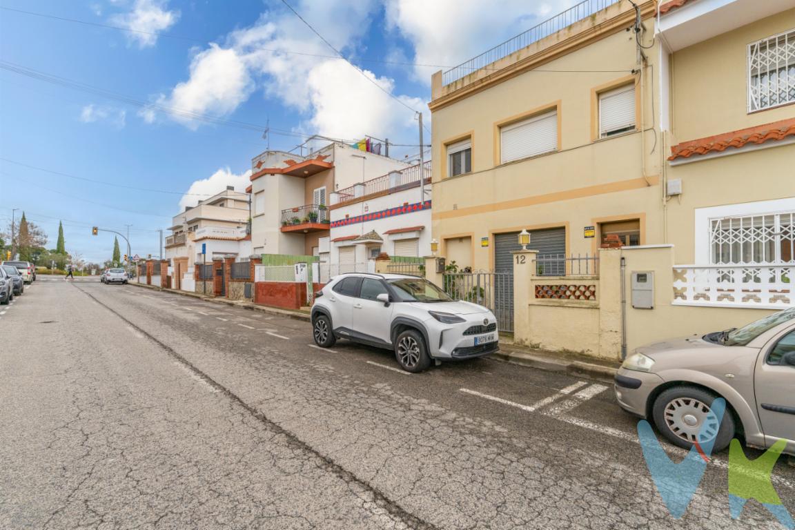  Os presentamos esta interesante vivienda situada en la zona Mestral de Reus, en un entorno residencial tranquilo y bien comunicado, ideal para quienes buscan espacio, versatilidad y una distribución capaz de adaptarse a distintas etapas de la vida o incluso a distintos usos dentro de una misma propiedad. Se trata de una casa construida en 1967, con la solidez constructiva y el carácter propio de su época, que ofrece un potencial poco habitual en la zona.La propiedad se distribuye en dos plantas claramente diferenciadas (ver planos), con una superficie interior útil aproximada de 208 m².  La distribución permite que cada planta funcione de forma prácticamente independiente, lo que abre la puerta a un uso como vivienda única amplia o a una organización por unidades diferenciadas según necesidades familiares o profesionales.En la planta principal encontramos una vivienda con una distribución cómoda y funcional, que incluye un amplio comedor central que articula el acceso al resto de estancias, una cocina independiente , un baño completo, zona de lavandería y una habitación individual.  Además, esta planta cuenta con varias estancias auxiliares actualmente destinadas a oficinas y almacenaje, ideales como despacho profesional, sala polivalente o espacios de apoyo, lo que la convierte en una opción muy interesante para quien necesite combinar vivienda y trabajo en un mismo inmueble.La planta superior está claramente orientada a la zona de descanso y puede configurarse como una segunda vivienda de mayor tamaño. Dispone de cuatro habitaciones , todas con ventilación exterior, con buenas dimensiones y múltiples posibilidades de distribución, además de dos baños completos que aportan comodidad y funcionalidad. Los pasillos amplios facilitan la circulación y refuerzan la sensación de espacio, algo poco habitual en viviendas de este tipo.Uno de los grandes valores de esta propiedad es precisamente esta doble lectura: una casa amplia para una sola familia o una vivienda con dos plantas que pueden utilizarse de forma independiente, siempre en función de las necesidades del comprador. No se trata de una vivienda pensada únicamente para entrar a vivir sin tocar nada, sino de una propiedad con recorrido, en la que se han ido incorporando mejoras con el paso del tiempo, como la calefacción centralizada mediante caldera de gas relativamente reciente con radiadores en todas las estancias, cerramientos exteriores de aluminio con doble acristalamiento y un baño completamente reformado.Como valor añadido, la vivienda cuenta con una gran terraza en la cubierta, de aproximadamente 100 m², transitable y accesible mediante escalera interior, un espacio con un enorme potencial para ocio, descanso o reuniones al aire libre.El precio indicado corresponde al PVP (Precio de Venta al Público).Los gastos adicionales derivados de la compraventa como los de notaría, registro de la propiedad e Impuesto de Transmisiones Patrimoniales (ITP)no están incluidos en el PVP. Estos gastos pueden variar según el precio final de la operación y la normativa aplicable, ya que se calculan sobre la base imponible del valor de transmisión del inmueble. API: 659 AICAT: 2268 ANTONIO MIGUEL GIL LLABERIA  - VIVENDEX REUS PARTNERS SL