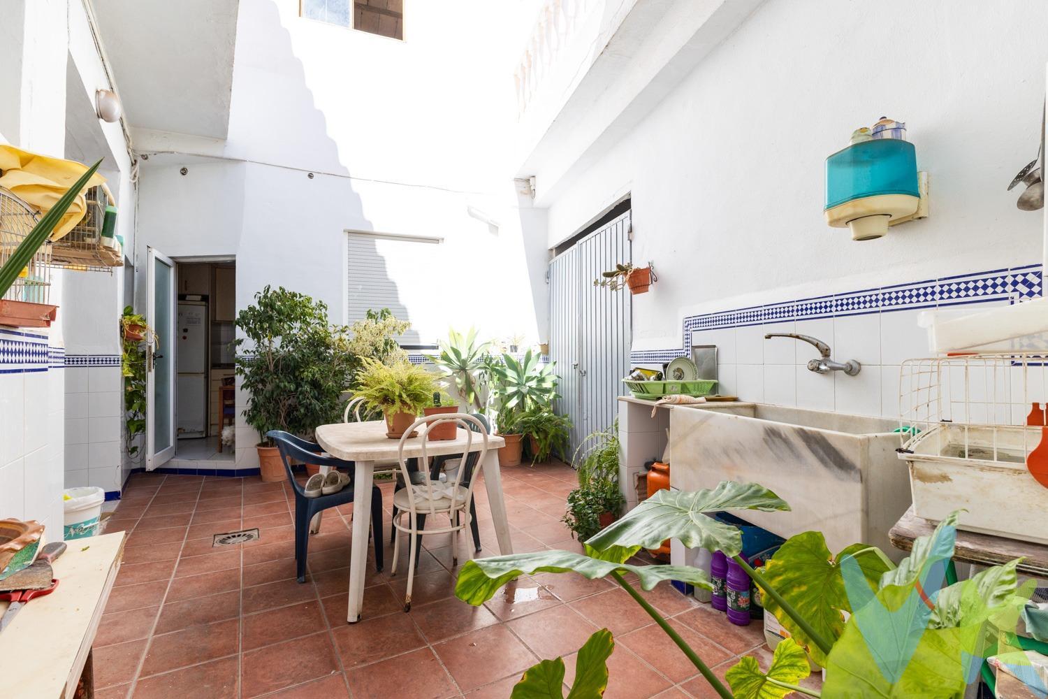 ENCANTADORA CASA DE PUEBLO CON GRAN PATIO Y TERRAZA EN FAURA . Ponemos a la venta esta encantadora casa de pueblo situada en el corazón de Faura, Valencia. Con 345 metros construidos distribuidos en dos plantas, esta propiedad ofrece amplios espacios llenos de posibilidades. En la planta baja, encontrarás áreas diáfanas con la opción de habilitar un garaje para varios vehículos, una cocina independiente con salida a un amplio patio, un gran almacén, despensa, salón comedor y un baño completo con ducha. La segunda planta cuenta con cinco habitaciones dobles, dos de ellas con salida a balcón, baño completo con bañera, un espacioso salón comedor y una zona a reformar, ideal para ampliar y personalizar el salón. Además, dispone de una espectacular terraza, perfecta para relajarse y disfrutar de las vistas. Esta vivienda es una opción ideal para quienes buscan un hogar bien ubicado, con amplios espacios y excelentes conexiones viales. La combinación de comodidad, funcionalidad y una ubicación estratégica hacen de esta propiedad una inversión muy atractiva. ¡Contáctanos para más información y para concertar una visita. *En el precio de venta no están incluidos los gastos de compra ni los honorarios de la agencia. *El mobiliario que aparece en las fotos no está incluido en el precio. 