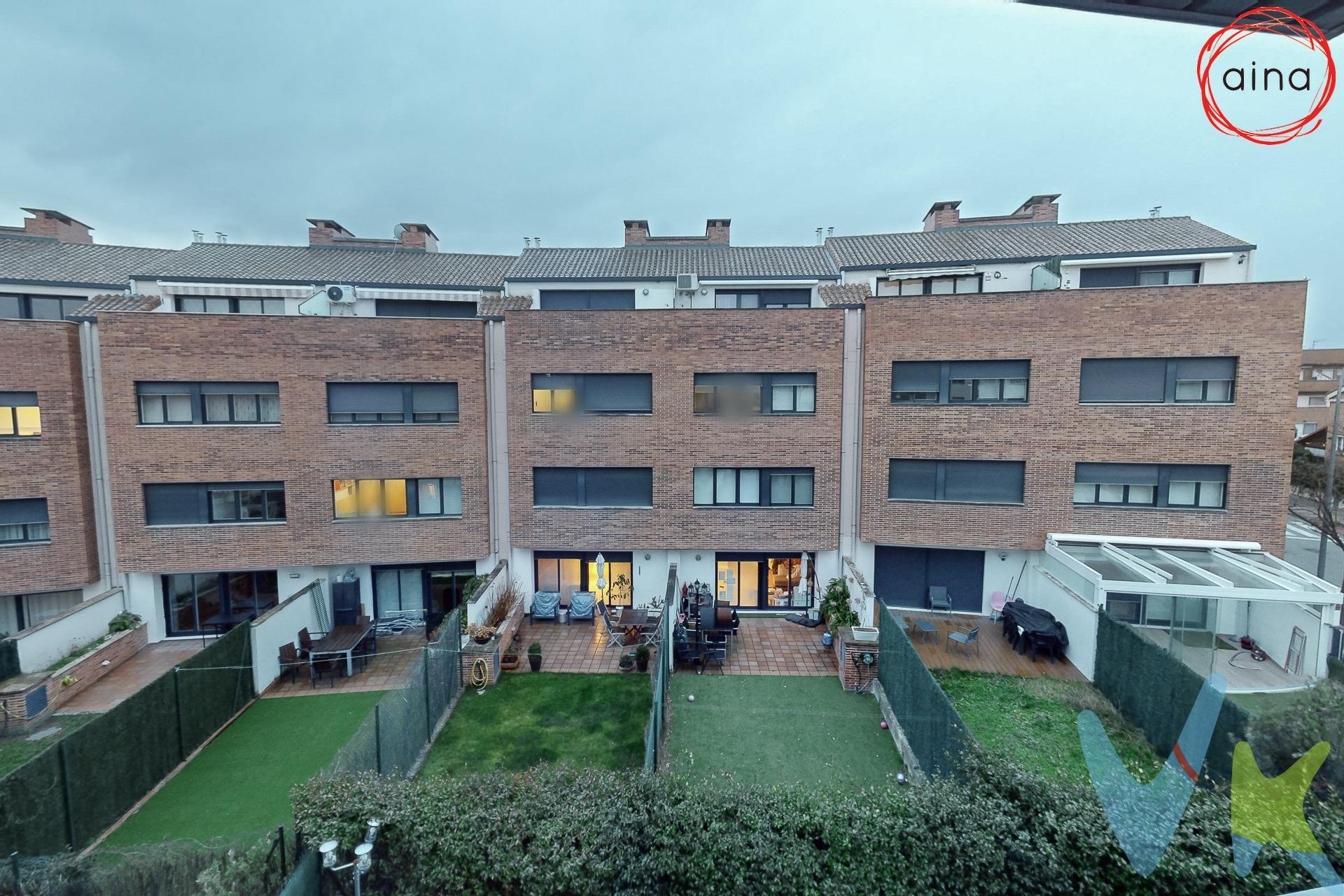 Se Vende Dúplex Ático de 3 habitaciones y 3 baños, terraza, plaza de garaje y trastero en Urbanización Zizur de 121 m² Construidos / 105 m² Útiles. Este luminoso y espacioso dúplex ático de 121 m² construidos y 105 m² útiles se encuentra en una excelente ubicación dentro de la Urbanización Zizur. Ideal para aquellos que buscan comodidad y amplitud. Su distribución es la siguiente: Planta Baja:Hall de entrada con pasillo distribuidor, Baño completo con plato de ducha, Cocina de 10,30 m² con despensa para mayor almacenamiento, Salón-comedor de 23,45 m² con acceso directo a una terraza de casi 6 m² con una estupenda orientación Suroeste (sol de tarde), perfecta para disfrutar del aire libre. Planta Primera / Buhardilla: Habitación principal de 12 m² con baño en suite, equipado con plato de ducha, 2 dormitorios adicionales de 12,15 m² y 11,80 m²,  ideales para familia o invitados, Baño amplio de casi 5 m² para mayor comodidad. Además, la vivienda dispone de calefacción y agua caliente sanitaria mediante caldera individual, asegurando una temperatura agradable durante todo el año. Extras: Plaza de garaje y trastero. ¡No dejes pasar esta oportunidad única de vivir en un ático con todo lo que necesitas para tu comodidad!. Datos meramente informativos sin valor contractual. El PVP indicado no incluye impuestos ni gastos de transmisión (ITP, Notaría, Registro..)