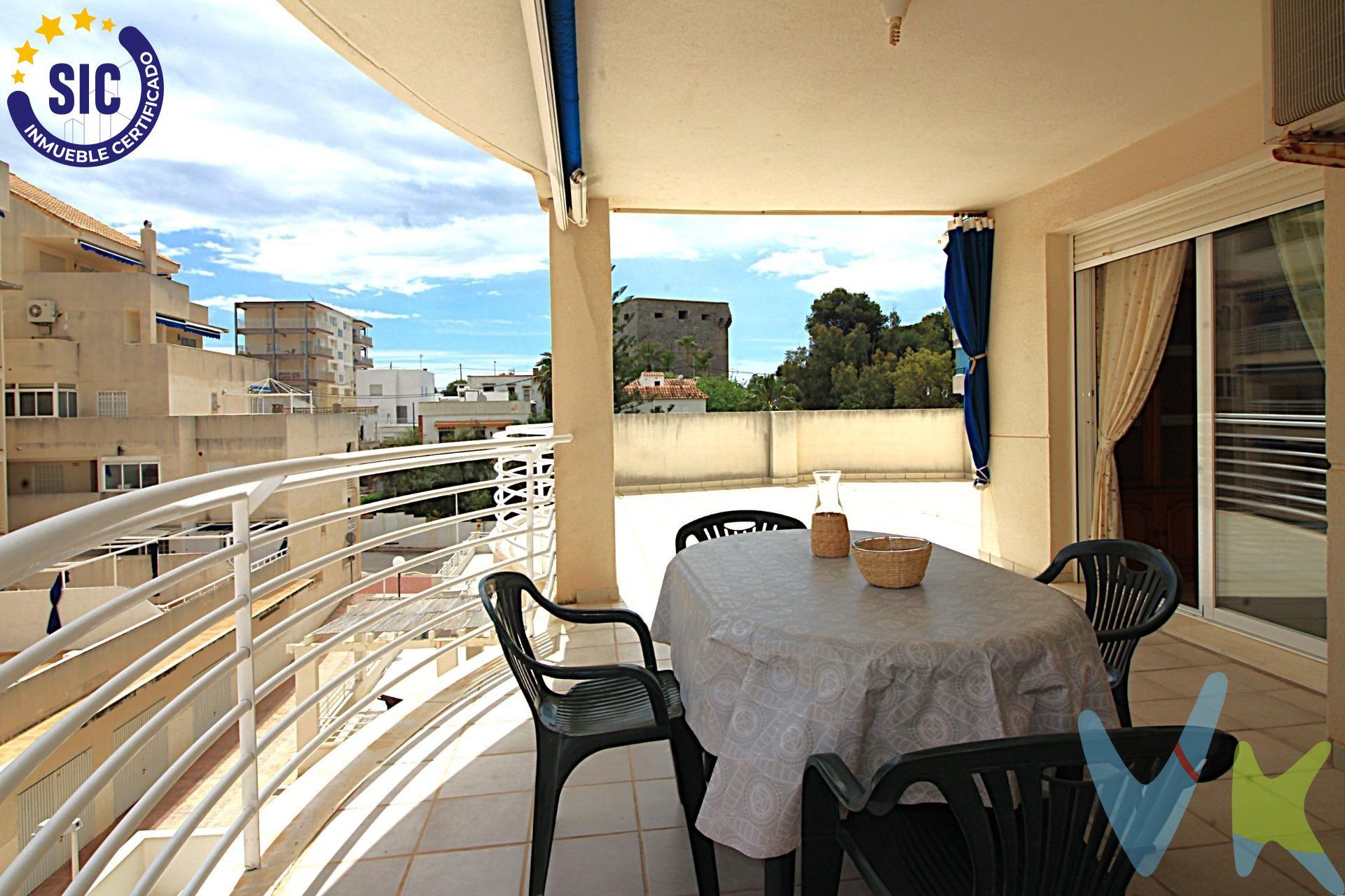 Excelente apartamento a poco minutos de la playa de La Concha en zona tranquila, ideal para relajarte y disfrutar del verano. La vivienda tiene acceso por un pasillo exclusivo lo que te permite una mayor privacidad. Una vez en ella nos encontramos con un amplio salón comedor muy luminoso, cocina independiente totalmente equipada, un baño completo, dos habitaciones dobles con armarios empotrados y lo más deseado para aquellos que buscan la vivienda de playa, una espectacular terraza, donde podrás crear diferentes ambientes y disfrutar del sol, las vistas y el aire libre. Además cuenta con  plaza de parking para estacionar tu vehículo de forma segura, trastero para poder almacenar objetos y piscina comunitaria para  refrescarte en los meses de calor.  ¡ NO LO DEJES ESCAPAR Y VEN A VISITARLO!. La Concha, con forma de bahía, te ofrece un mar en calma apto para todos los públicos. Columpios y toboganes; hamacas y sombrillas te esperan. Completamente accesible, la playa de La Concha es también el centro de las actividades lúdicas. Un bello atardecer prolongará tu estancia hasta la hora del aperitivo y un cielo plagado de estrellas espera tu paseo nocturno. Esta maravillosa playa cuenta con los distintivos de Bandera Azul, ISO14001, SICTED (Sistema Integral de Calidad Turística en Destino) y “Q” Qualitur. Los metros útiles son aproximados. Este inmueble es en exclusiva, con lo que le facilitamos cualquier información sobre la vivienda. Por este motivo, solicitamos no molesten al propietario, ocupantes de la propiedad, vecinos o conserje de la comunidad. . Muchas gracias por su comprensión. El precio indicado puede sufrir variaciones. En todos los casos los precios expuestos son más impuestos y gastos derivados de la transmisión del inmueble. 