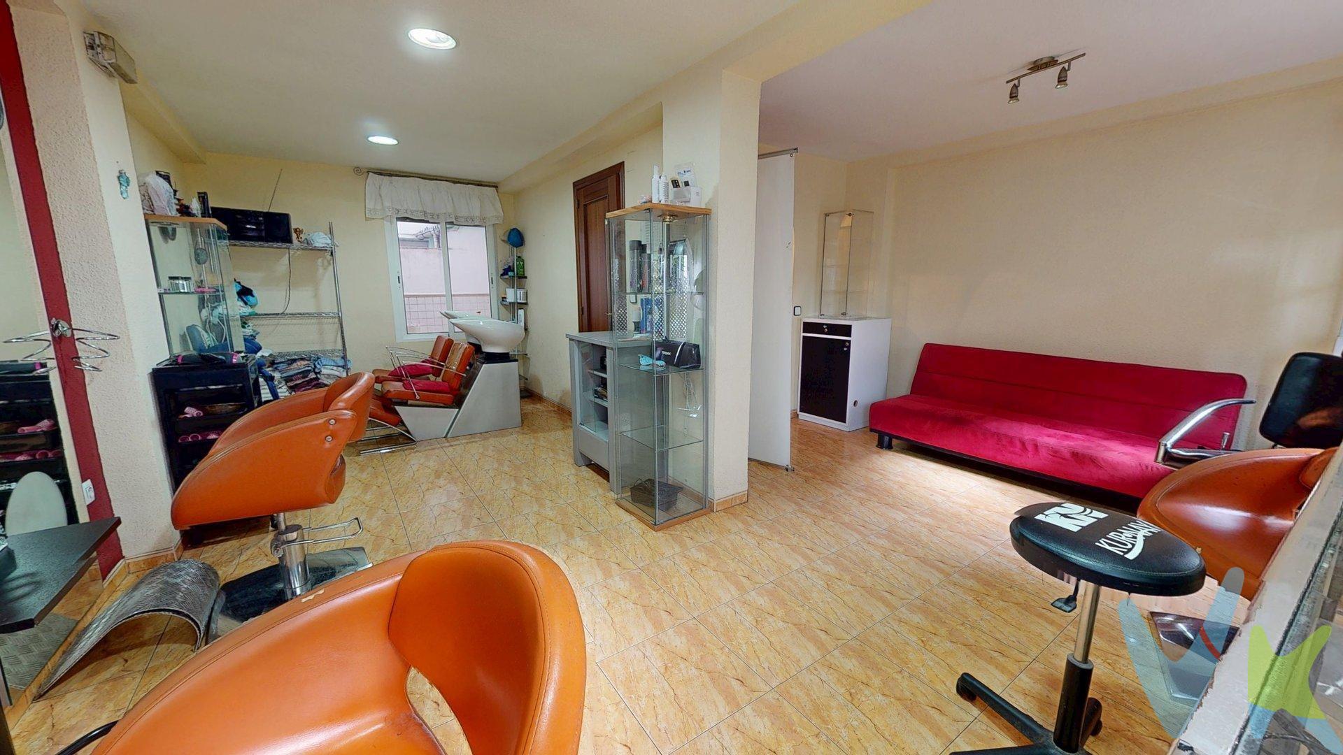 Local con gran potencial para cambio de uso a vivienda en Parque Figueroa. Magnífico inmueble situado en Parque Figueroa, una de las zonas más consolidadas de la ciudad, rodeada de todo tipo de servicios, comercios, centros educativos, zonas verdes y con excelentes comunicaciones. El inmueble, actualmente registrado como local, cuenta con 53 m² construidos y ofrece la posibilidad de tramitar un cambio de uso a vivienda, convirtiéndose en una magnífica oportunidad tanto para inversores como para quienes buscan una vivienda funcional y accesible. Ubicado en planta baja, permite un acceso cómodo desde el portal, sin barreras arquitectónicas, siendo una opción muy interesante para personas con movilidad reducida. Su distribución ofrece múltiples posibilidades de adaptación, pudiendo configurarse una vivienda con un amplio dormitorio, salón con cocina integrada y cuarto de baño. Además, dispone de patio privado, un espacio ideal como zona de desahogo, lavadero o para disfrutar del aire libre. Si buscas una oportunidad en Parque Figueroa para diseñar una vivienda a tu medida o realizar una inversión con gran proyección, no dejes escapar este inmueble con un enorme potencial. En cumplimiento de las obligaciones de información previstas en la Ley 10/2025, de 28 de diciembre, de servicios de atención a la clientela y transparencia, así como en la normativa sectorial vigente, el precio indicado no incluye los gastos e impuestos inherentes a la adquisición, los cuales se desglosan estimados o con posibilidad de calcularlos a continuación; los gastos más ajustados serán dados en el D.I.A. en la visita a inmuebles, o antes. *Gastos de Notaría: La Minuta se calculará según al arancel notarial oficial: Anexo I, del Real Decreto 1426/1989, de 17 de noviembre. Enlace: https://notariared.com/calculadora-gastos-compra-vivienda/. *Gastos de Registro de la Propiedad: La inscripción se facturará según el arancel oficial: ANEXO I, del Real Decreto 1427/1989, de 17 de noviembre. Igual enlace anterior . *Gastos de Gestión (Gestoría): Los honorarios por la tramitación administrativa, liquidación de impuestos e inscripción registral ascienden de forma estimativa a [363 € aprox.] (IVA incluido), aunque depende de cada caso, y su dificultad. *Honorarios Agencia del Vendedor: incluidos en el PVP. *Honorarios Agencia del comprador: La agencia prestará los servicios de información, asesoramiento y acompañamiento previstos en el Encargo de Servicios y en el D.I.A. Si solicita servicios adicionales o personalizados, sus honorarios serán informados previamente, de forma individualizada y por escrito, conforme a la libertad de pactos y a la normativa vigente. Siendo actualmente la cantidad de 3.500 € más el 21 % de I.V.A. *Si necesita Financiación, su banco le informará. *Impuesto sobre Transmisiones Patrimoniales (ITP): Se aplicará el tipo impositivo vigente en Andalucía (generalmente el 7%, sin perjuicio de tipos reducidos del 6%. 3,5%,  etc,  aplicables según las circunstancias personales del comprador o las características del inmueble). El impuesto se devenga sobre el superior entre: 1.- Valor de Referencia de Catastro; y  2.- Precio de venta. Puede calcular su situación personal en el portal oficial de la A.T. de Andalucia. enlace: https://www.juntadeandalucia.es/organismos/economiahaciendayfondoseuropeos/areas/tributos-juego/tributos/paginas/impuestos-cedidos-transmisiones.html; 