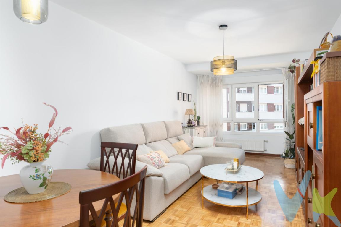  En Calle Manuel Llaneza ,Gijón se presenta una oportunidad única de adquirir un magnífico piso en venta, exterior y con mucha luz.Esta propiedad cuenta con tres buenas habitaciones ,Salón -Comedor ,Amplia Cocina y 2 Baños además de un buen Trastero en Planta Bajocubierta.La vivienda se encuentra en perfecto estado de conservación ,exterior y situado en la tercera planta de un buen edificio.La localización de este piso es simplemente excelente, con acceso cercano a las principales vías de transporte de la ciudad, la estación de tren se encuentra a pocos minutos, ideal para quienes valoran la conectividad y la facilidad de desplazamiento. También el servicio de buses facilita el acceso a diferentes partes de Gijón, convirtiéndose en un punto clave para quienes desean moverse sin complicaciones.El entorno es urbano, con una  oferta de servicios a su alrededor desde farmacias, supermercados y colegios, hasta centros culturales y de ocio.  La gran cantidad de parques cercanos invita a disfrutar de paseos al aire libre, haciendo de esta ubicación una elección excelente para familias.Este inmueble es una gran opción tanto para quienes buscan un hogar definitivo como para aquellos interesados en realizar una inversión inmobiliaria en una de las zonas más demandadas de Gijón. La relación calidad-precio de esta propiedad es destacable, considerando todas las ventajas que presenta.Programe una visita y compruebe por sí mismo todas las ventajas que hacen de este piso una opción verdaderamente única en el mercado. Su próximo hogar le espera.En el precio publicitado no se incluyen los Impuestos de Transmisiones Patrimoniales ni los Gastos de Notaría y Registro. 