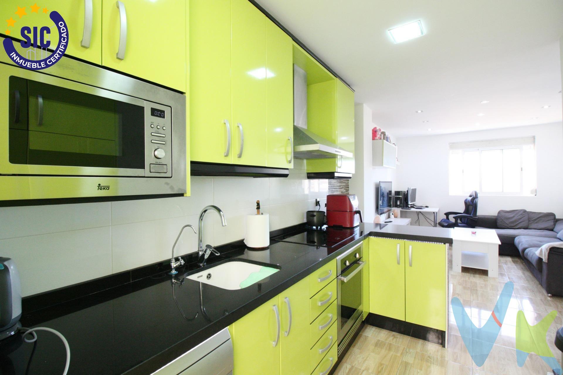 Te presentamos esta acogedora vivienda en venta en Meliana, ideal tanto para vivir como para invertir, ubicada en una zona cómoda y bien comunicada, a escasos minutos del metro. La vivienda, sin ascensor, ha sido reformada con gusto, ofreciendo un ambiente actual y funcional. Dispone de un luminoso comedor. La cocina office, cuenta con galería, aportando ese espacio extra tan práctico para el día a día. Una oportunidad perfecta para quienes buscan una vivienda lista para entrar a vivir en una zona tranquila, pero con todos los servicios cerca: transporte público, comercios y fácil acceso a Valencia. No dejes pasar esta oportunidad en Meliana. INFORMACIÓN LEGAL AL CONSUMIDOR:. El precio indicado no incluye impuestos ni gastos derivados de la compraventa. Gastos a cargo del comprador:. • Impuesto de Transmisiones Patrimoniales (ITP): En segundas transmisiones, el tipo general vigente en la Comunitat Valenciana es del 10% sobre la base imponible, que será el mayor valor entre el precio de compraventa, el valor declarado o el valor de referencia catastral, pudiendo aplicarse tipos reducidos según las circunstancias del comprador. • Honorarios de intermediación inmobiliaria: 4% del precio final de venta + IVA (21%), a cargo del comprador. No incluidos en el precio de venta. • Notaría y Registro de la Propiedad: Los aranceles son oficiales y variables en función del precio y características de la operación. A título orientativo, entre 600 € y 1.000 €. Los gastos se distribuirán conforme a la normativa vigente, salvo pacto en contrario. Las condiciones pueden variar en función de las circunstancias personales y del régimen fiscal aplicable. Otros gastos:. • Gastos de financiación: Tasación, comisiones y condiciones bancarias según la entidad elegida por el comprador. • Gestoría: Servicio opcional, con costes variables en función del proveedor. • Podrán existir otros gastos inherentes a la formalización de la compraventa que correspondan al comprador según normativa vigente. El vendedor asumirá los gastos que legalmente le correspondan, salvo pacto en contrario. El inmueble no se encuentra sujeto, a fecha de publicación, a limitaciones de precio derivadas de normativa de zonas de mercado residencial tensionado. Se facilitará al cliente información detallada y personalizada de todos los costes asociados a la operación, así como la documentación relativa al inmueble, disponible en la sede física de la agencia - Av. Blasco Ibáñez 5 Bajo, 46970, Alaquàs (Valencia) y/o en el medio electrónico habilitado – www.inmueblesvalencianos.net. La agencia actúa exclusivamente como intermediaria en la operación. Cualquier compraventa queda sujeta a la aceptación expresa del vendedor y a la formalización del correspondiente contrato. El presente anuncio tiene carácter meramente informativo y no contractual, pudiendo estar sujeto a errores, cambios o actualizaciones.  . La venta de esta vivienda se gestiona mediante contrato de EXCLUSIVA COMPARTIDA por lo que se trabaja con cerca de 400 Inmobiliarias. 
