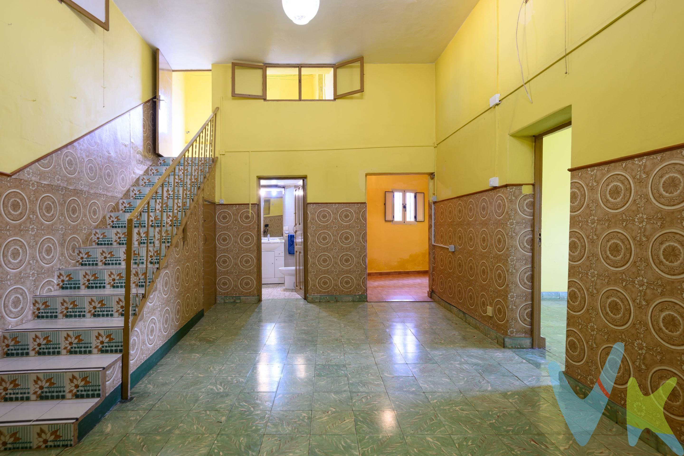 DISPONIBLE EN VENTA. CASA  en la Aveinda de La Cruz, con grandes posibilidades de convertir en 2 ó 3 viviendas, ya que tiene varias entradas. La vivienda es independiente, hace esquina y da a dos calles, lo que permite, en inversión, convertir en varias viviendas para alqular, o tener espacios traseroas para otros usos. Cuenta con 6 dormitorios, salón grande en la principal, azotea transitable, con varias estancias. En la trasera, tiene entrada para una segunda vivienda, con patio, dormitorios, baño y cocina independiente, que también tiene su acceso a la azotea. . DATOS: . 6 habitaciones dobles, 2 baños, cocina sólo muebles, carpintería interior de madera, orientación sureste, carpintería exterior de aluminio. Extras: acceso pmr, agua, apartamento separado, despensa, esquina, luminoso, mirador, patio, terraza, autobuses, céntrico, centros médicos, colegios, parques, supermercados, vistas al mar, vistas despejadas, zona de paso, zonas infantiles. En el precio de venta no están incluidos los gastos propios de la compraventa. 