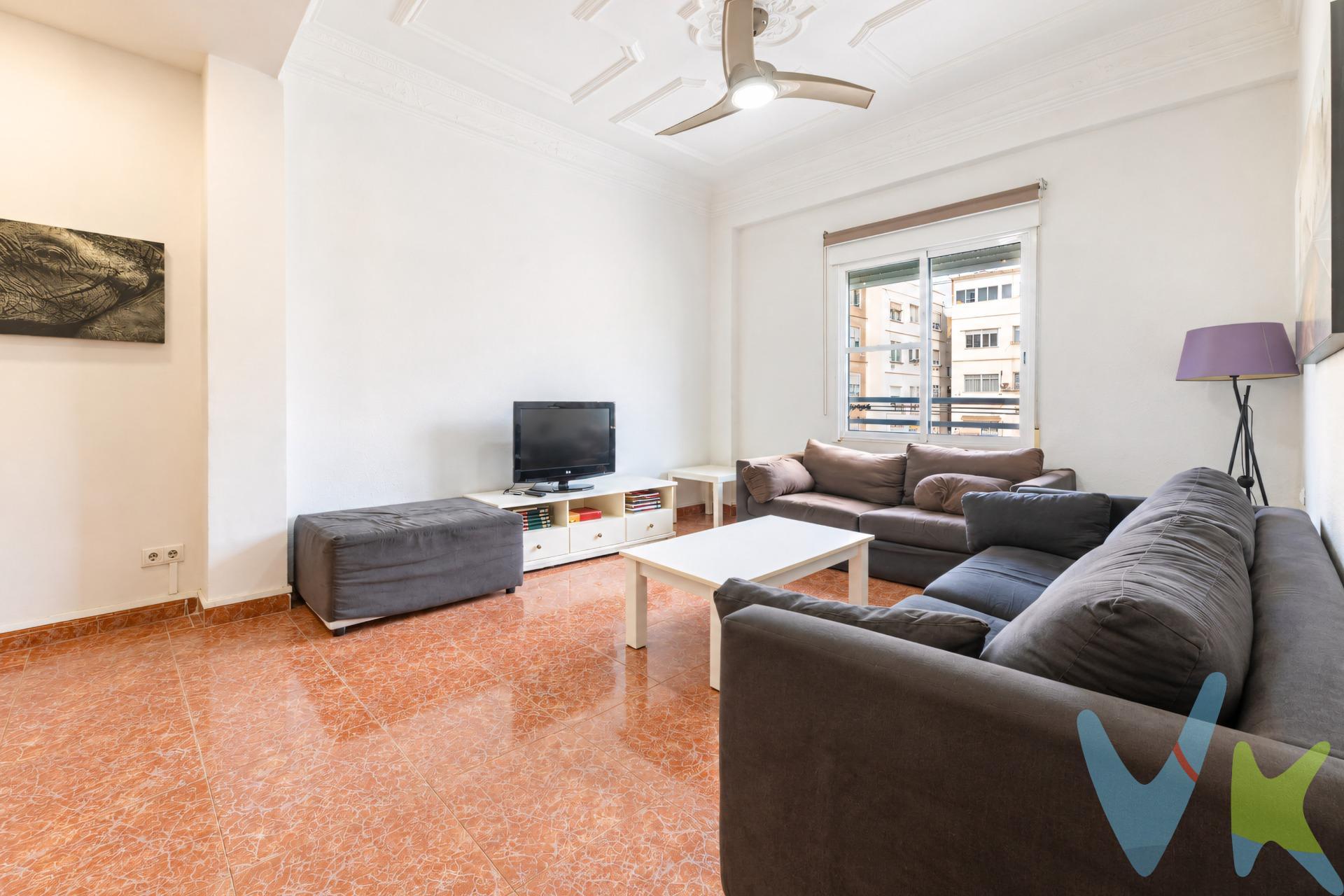 Vivienda con gran potencial en una ubicación estratégica de Valencia. MOCADI REAL ESTATE presenta esta vivienda de 96 m² construidos, situada en la calle Salvador Abril, en el barrio de Ruzafa, entre las calles Peris y Valero y Matías Perelló. Ruzafa es uno de los barrios más dinámicos de Valencia, reconocido por su ambiente, su oferta gastronómica, sus comercios y su evolución constante. Un entorno urbano consolidado que mantiene su atractivo tanto para quienes desean vivir en la ciudad como para quienes buscan oportunidades de inversión inmobiliaria. La vivienda se encuentra en una quinta planta de un edificio con ascensor y dispone de cuatro habitaciones y dos baños. Dos de las habitaciones dan a la calle Salvador Abril, mientras que las otras dos se orientan a un patio interior. La propiedad no dispone de balcón ni terraza. Una propiedad con posibilidades para crear un nuevo concepto de vivienda. Su estado actual hace recomendable una reforma integral, ofreciendo la oportunidad de replantear la distribución, renovar las instalaciones y diseñar espacios adaptados a las necesidades y preferencias del futuro propietario. Su ubicación en un barrio en auge y las posibilidades que ofrece su renovación hacen de esta propiedad una opción interesante para quienes buscan crear su propio hogar o desarrollar un proyecto de inversión inmobiliaria en Valencia. Una ubicación con atractivo. Una vivienda con posibilidades. Un proyecto por definir. La descripción y los datos del presente inmueble tienen carácter meramente informativo y en ningún caso contractual. En el precio de la vivienda no están incluidos los honorarios de agencia, gastos de compraventa y/o financiación. Por mandato expreso del propietario, comercializamos este inmueble en exclusiva compartida, lo que garantiza un servicio de calidad, un trato fácil y personalizado, una gran difusión en nuestras redes compartidas y sin interferencias de terceros. Por este motivo se ruega no molestar al propietario, a los ocupantes de la propiedad, a los vecinos o conserjes del edificio si los hubiera. Si eres una agencia, llámanos colaboraremos contigo. Muchas gracias. 
