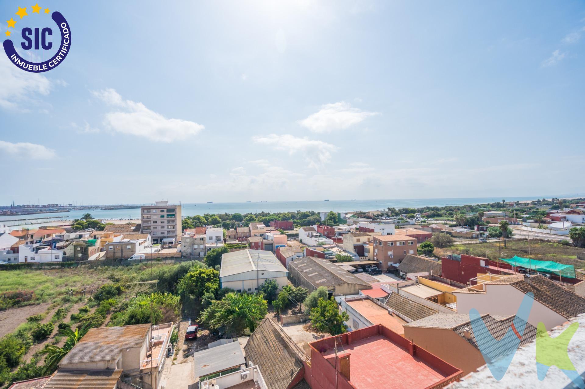 Hay viviendas que destacan por sus metros y otras que lo hacen por todo lo que te permiten disfrutar. Esta propiedad, situada en una quinta planta en Pinedo, combina amplitud, luz, tranquilidad y unas magníficas vistas al Mediterráneo. . La vivienda ha sido reformada y cuenta con una distribución cómoda y funcional. Dispone de cuatro amplios dormitorios dobles y una quinta habitación, además de dos baños completos. El bonito recibidor da paso al salón-comedor que se convierte en uno de los espacios más especiales de la vivienda gracias a su gran puerta corredera de madera, que conecta directamente con un balcón alargado orientado al este. Desde aquí podrás disfrutar de unas espectaculares vistas abiertas a Pinedo y a todo el mar, convirtiendo cada mañana en un auténtico privilegio. La cocina es amplia y funcional, perfecta para el día a día. La vivienda dispone de calefacción mediante radiadores de gas ciudad y cuatro splits de aire acondicionado, garantizando el confort durante todo el año y una gran capacidad de almacenamiento . Además, cuenta con una terraza comunitaria en la cubierta del edificio, un espacio perfecto para disfrutar de las vistas a Pinedo y al Mediterráneo, organizar cenas, compartir veladas de verano o simplemente relajarse al aire libre. La finca es tranquila y se encuentra en una ubicación privilegiada, en Pinedo, una localidad costera que permite disfrutar de la tranquilidad de vivir junto al mar sin renunciar a la cercanía de Valencia. Sus playas, el paseo marítimo, la huerta, los restaurantes y la gastronomía local forman parte de un entorno donde el estilo de vida mediterráneo se disfruta durante todo el año. Su proximidad a la ciudad permite además desplazarse fácilmente para disfrutar de todos sus servicios y comodidades. Como opción adicional, existe la posibilidad de alquilar una plaza de garaje cerca de la vivienda, aportando un extra de comodidad para el día a día. Una vivienda amplia, con unas vistas privilegiadas, perfecta para quienes buscan espacio, tranquilidad y la posibilidad de disfrutar del mar como parte de su vida cotidiana. Un hogar donde cada amanecer tiene el Mediterráneo como escenario y donde vivir Pinedo se convierte en una auténtica forma de disfrutar. “El inmueble está disponible para visitas a partir de septiembre por petición de la propiedad".  .  --------------------.  Por mandato expreso del propietario, comercializamos este inmueble en exclusiva, lo que le garantiza el acceso a toda la información, a un servicio de calidad, un trato fácil, sencillo y sin interferencias de terceros. Por este motivo, se ruega no molestar al propietario, a los ocupantes de la propiedad o a los vecinos. Muchas gracias por su comprensión. Si usted es agente inmobiliario y tiene un cliente para este inmueble, llámenos: estaremos encantados de colaborar.