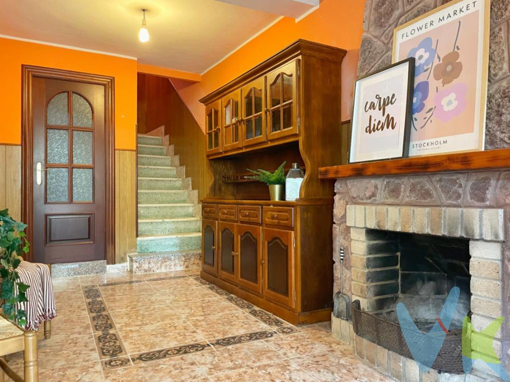 Vive la Asturias más auténtica en Ordaliego (Laviana)

En el corazón verde de Laviana, a los pies de los montes de Peñamayor, se alza esta preciosa casa tradicional asturiana que invita a detener el tiempo y respirar naturaleza.
Un lugar donde cada amanecer tiene el sonido de los pájaros y el aroma de la hierba recién cortada.

La vivienda, con 114 m² distribuidos en dos plantas, combina el encanto rústico de la piedra y la madera con espacios cómodos y luminosos. Dispone de tres habitaciones, un baño completo y un aseo, además de amplias estancias que conservan la esencia de las casas de aldea, pero adaptadas al confort actual.

Su entorno es un auténtico privilegio: rodeada de montes, rutas de senderismo y paisajes que enamoran, esta casa es el refugio perfecto para quienes sueñan con vivir despacio, rodeados de silencio y belleza. A solo unos minutos de Pola de Laviana y con excelente acceso a Oviedo y al Parque Natural de Redes, ofrece la combinación perfecta entre tranquilidad y conexión.

Si buscas un hogar con alma, donde la naturaleza sea tu vecina y la paz tu rutina, esta casa te está esperando.

Contáctanos y ven a conocerla. Es fácil enamorarse de Ordaliego y más aún de esta casa.

Tienes también la posibilidad de comprar aparte un garaje independiente, de unos 20 m² por planta, que te ofrece múltiples posibilidades: aparcamiento, almacén, taller o incluso un pequeño estudio para disfrutar de tus aficiones.