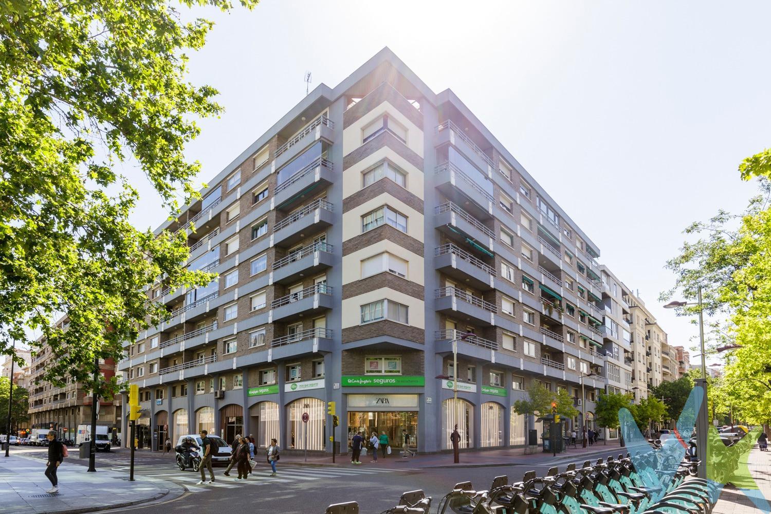 Piso exclusivo en San Ignacio de Loyola, esquina Paseo Damas — Una joya en el centro de Zaragoza. En una de las ubicaciones más emblemáticas y distinguidas de la ciudad, se presenta este piso de alto standing que combina amplitud, diseño y unas vistas panorámicas privilegiadas a Plaza Basilio Paraíso y Paseo Sagasta. Situado en una planta alta, ofrece una luminosidad excepcional durante todo el día y cuenta con dos terrazas acristaladas, ideales para crear espacios de relax o zona de lectura, disfrutando del entorno con total privacidad y tranquilidad. El interior ha sido diseñado para ofrecer el máximo nivel de confort y funcionalidad:. •	Salón principal de casi 50 m², con diferentes ambientes y salida directa a terraza: amplitud, calidez y diseño cuidado en cada detalle. •	Cocina independiente de 28 m², equipada con isla central y zona de comedor, pensada tanto para el día a día como para disfrutar de momentos especiales. •	Cuatro dormitorios dobles, incluyendo una suite principal de más de 25 m² con espacio para vestidor y zona de descanso. •	Dos baños completos, amplios y de diseño atemporal. . El edificio dispone de garaje en la misma finca, con posibilidad de compra o alquiler de plaza, aportando aún más comodidad al conjunto. Un piso único, con calidades premium, pensado para quienes valoran el confort y la exclusividad de vivir en el corazón de Zaragoza. ¡Llámenos para ampliar información y solicitar!