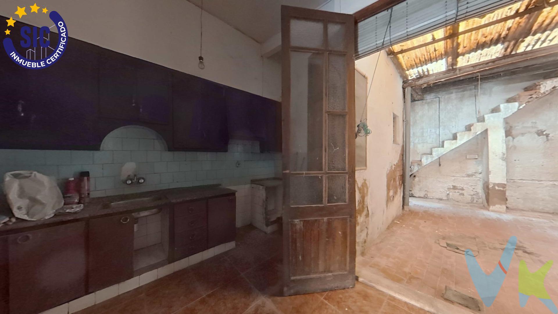 Descubra esta joya oculta en el corazón de Beniarjó, una propiedad que representa una oportunidad de inversión inmejorable o el lienzo perfecto para crear el hogar de sus sueños. Con 116 metros cuadrados de espacio bien distribuido, este inmueble ofrece un potencial tremendo para ser transformado y adaptado a cualquier necesidad. Se trata de puras posibilidades esperando ser materializadas. Características Principales:. Superficie: 116 m2. Dormitorios: Tres (perfectos para familias, invitados o incluso habilitar un despacho). Salón: Amplio y acogedor, destaca por su chimenea decorativa, creando un ambiente cálido y perfecto para el invierno. Terraza: Una terracita encantadora que, aunque no es de grandes dimensiones, no le dejará indiferente. Es el rincón ideal para disfrutar de un café por la mañana o una cena tranquila al aire libre. Potencial y Ubicación. Situado en Beniarjó, un municipio tranquilo con fácil acceso a todos los servicios esenciales y a pocos minutos de Gandía y la playa, este inmueble goza de una ubicación privilegiada. Su estructura y distribución lo hacen ideal para una reforma integral que maximice su valor y funcionalidad. ¡No deje pasar esta oportunidad única de inversión y calidad de vida!. VENTA:. PVP 83.000€. Gastos e impuestos no incluidos en el precio. La compra conlleva impuestos y gastos de formalización para el comprador. A título orientativo se informa que en segundas transmisiones el ITP con carácter general en Valencia es del 9%, pudiendo existir otros tipos impositivos atendiendo a las circunstancias personales del comprador u otras circunstancias previstas legalmente. Base imponible del impuesto el mayor valor entre el precio de compraventa, la tasación o el valor de referencia catastral. En cuanto a los gastos de notaría y registro, en su caso, suelen oscilar aprox. entre 1,5% y 2,5% (aranceles variables según precio, n.º de copias y complejidad). El comprador elige notario. Si el comprador precisase de hipoteca: tasación, condiciones y costes bancarios serán según entidad elegida por el comprador, así como los gastos de gestoría, y cualesquiera otros gastos inherentes a la formalización de la compraventa que legalmente correspondan a la parte compradora, salvo pacto expreso en contrario con el vendedor. El consumidor tiene, conforme a la normativa vigente, a su disposición información y documentación adicional relativa al inmueble y condiciones de la compraventa, que podrá ser consultada en C/Joaquín Costa 4, bajo 46005 Valencia o urbe2@remax.es. Honorarios de mediación inmobiliaria a cargo del COMPRADOR: (3.000€ del precio final de venta más IVA (21%), salvo otro pacto.); y de VENDEDOR (según acuerdo con el mismo). Se informa al consumidor que la agencia actúa como intermediaria inmobiliaria en la operación, estando cualquier eventual compraventa y sus condiciones sujeta a la aceptación expresa del propietario-vendedor y a la posterior formalización del correspondiente contrato.