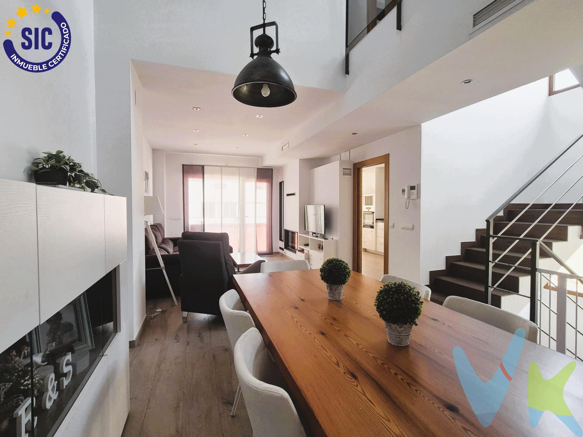 Descubre esta espectacular vivienda en Alquerías del Niño Perdido, una casa diseñada para disfrutar del espacio, la luz y el confort en cada rincón. Esta propiedad destaca por su amplitud, distribución funcional y excelentes prestaciones, ideal para familias que buscan calidad de vida en un entorno tranquilo y bien comunicado. La vivienda cuenta con cinco amplios dormitorios, cuatro de ellos dobles, tres baños completos y un aseo de cortesía. En la planta baja se encuentra un práctico quinto dormitorio, adaptado para personas con movilidad reducida. La habitación principal dispone de baño en suite y amplio vestidor. Además, en la última planta se encuentra una sala diáfana o dormitorio adicional con múltiples posibilidades de uso. Destaca su impresionante salón, ideal para reuniones familiares y momentos de relax, así como una amplia cocina independiente completamente equipada. En la planta baja cuenta con un patio privativo con barbacoa, un espacio perfecto para disfrutar de comidas al aire libre o momentos de descanso. A destacar las ventanas de aluminio con sistema Climalit y apertura oscilobatiente, que garantizan un excelente aislamiento térmico y acústico. En el exterior de la buhardilla, invita a disfrutar al máximo de sus magníficas terrazas, con una espectacular terraza principal de 35 m², una segunda terraza de 18 m² y un acogedor balcón adicional en la primera planta. La propiedad ofrece prestaciones que marcan la diferencia, como garaje privado con capacidad para dos vehículos, donde además se encuentra una práctica cocina adicional, puerta blindada y persianas mecanizadas antirrobo de alta seguridad, además de preinstalación para ascensor. Óptima eficiencia energética gracias a la instalación de placas solares, sistema de climatización por conductos y splits, y una chimenea centralizada que aporta calidez y bienestar durante los meses más fríos. Se entrega totalmente equipada y amueblada, lista para entrar a vivir. (*) Cláusula de Transparencia y Desglose de Gastos. En cumplimiento de las obligaciones de información previstas en la Ley 10/2025, de 28 de diciembre, de servicios de atención a la clientela y transparencia, así como en la normativa sectorial vigente, se hace constar que el precio indicado no incluye los gastos e impuestos inherentes a la adquisición, los cuales se desglosan a continuación:. - Impuesto sobre Transmisiones Patrimoniales (ITP): Se aplicará el tipo impositivo vigente en la Comunidad Valenciana, generalmente el 10%, sin perjuicio de tipos reducidos aplicables según las circunstancias personales del comprador o las características del inmueble. El impuesto se devenga sobre el Valor de Referencia Catastral o el precio de venta, aquel que resulte superior. Para una información exhaustiva sobre el funcionamiento, tipos impositivos y bonificaciones del ITP, puede consultar el portal oficial de la Agencia Tributaria autonómica en el siguiente enlace: www.atv.gva.es/es/itpajd. - Gastos de Notaría: Los honorarios notariales se calcularán conforme al arancel oficial regulado en el Anexo I, del Real Decreto 1426/1989, de 17 de noviembre, por el que se aprueba el arancel Notarial. - Gastos de Registro: La inscripción en el Registro de la Propiedad se facturará según el arancel oficial establecido en el Anexo I, del Real Decreto 1427/1989, de 17 de noviembre, por el que se aprueba el arancel de los Registradores de la Propiedad. - Gastos de Gestión: Los honorarios por la tramitación administrativa, liquidación de impuestos e inscripción registral, en el supuesto de ser a cargo de la agencia inmobiliaria, ascienden a 302,50 € (IVA incluido). - Honorarios Agencia del Vendedor: incluidos en el precio publicado. - Honorarios Agencia del Comprador: Se informa que eventualmente podrían existir honorarios profesionales a cargo del adquirente, en aquellos casos en que se hubieran contratado previamente los servicios específicos del encargo de compra y en ningún caso estarán vinculados al precio.