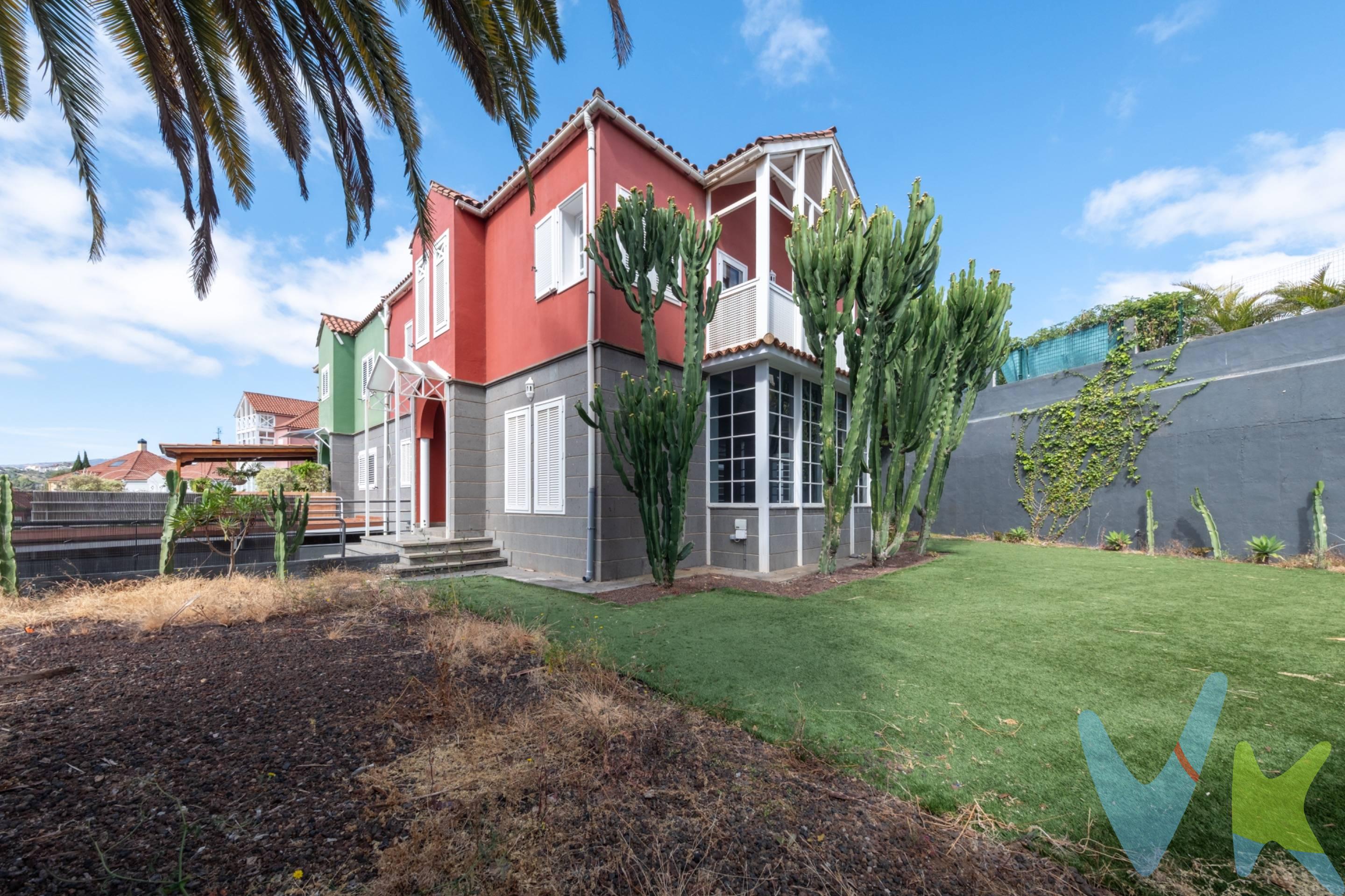 Descubre este magnífico chalet ubicado en una de las urbanizaciones más exclusivas y cotizadas de la zona: Real de Coello, en pleno corazón del Monte Lentiscal. La vivienda, en perfecto estado y lista para entrar a vivir, combina elegancia, confort y funcionalidad. Dispone de 4 amplios dormitorios, incluyendo una suite principal con vestidor privado, 3 baños completos y 1 aseo de cortesía, ideales para garantizar el confort de toda la familia. La cocina, totalmente renovada hace menos de un año, se presenta moderna, luminosa y funcional. Completan esta excelente propiedad varios espacios cuidadosamente diseñados como un amplio salón, zona de comedor independiente, buhardilla multifuncional, cuarto de lavado, garaje privado y un encantador jardín para disfrutar del aire libre con privacidad. Un hogar excepcional en un entorno privilegiado, perfecto para quienes buscan calidad de vida, seguridad y tranquilidad a pocos minutos de todos los servicios.