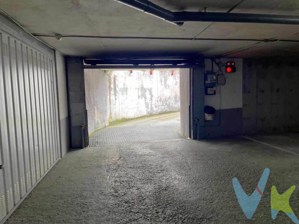 Os ofrecemos un amplio garaje cerrado situado en la planta sótano del edificio de la Calle Asturias 6 y 8, junto al Colegio José María Pereda de Los Corrales de Buelna.Con una superficie aproximada de 25m², este garaje destaca por su versatilidad y amplitud. Dispone de una puerta de acceso de 4,05m de ancho y 1,76m de altura, facilitando la entrada y maniobra de vehículos. El espacio cuenta con una profundidad de 5,60m en su lado izquierdo y 4,88m en el derecho, ofreciendo múltiples posibilidades de uso.Ideal para estacionar dos vehículos de tamaño compacto o medio, así como para combinar aparcamiento con almacenamiento de motocicletas, bicicletas, remolques o material de uso personal y profesional.Ubicado en una zona con alta densidad de población y escasez de plazas de aparcamiento, supone una excelente oportunidad tanto para uso propio como para inversión, aportando comodidad, seguridad y la tranquilidad de disponer de una plaza cerrada en una ubicación donde el estacionamiento es cada vez más limitado.Una solución práctica para quienes buscan proteger sus vehículos y olvidarse de los problemas de aparcamiento diarios.