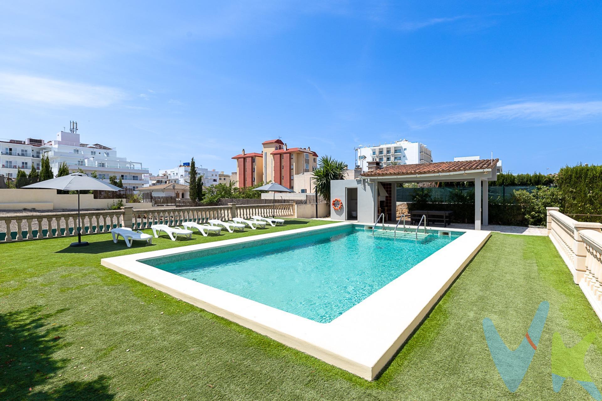 Exclusiva Villa con Licencia Vacacional en la Zona de Arenal. Se presenta una excelente oportunidad para adquirir una villa con licencia vacacional, ubicada en una amplia parcela de 1.400 m² y rodeada de un entorno natural que garantiza tranquilidad y privacidad. La vivienda, de 257 m² construidos, ha sido diseñada para ofrecer el máximo confort y calidad de vida. La propiedad cuenta con tres espaciosas habitaciones, dos baños completos y un aseo adicional en la zona de piscina. Además, está completamente adaptada para personas con movilidad reducida (PMR), cumpliendo con los más altos estándares de accesibilidad. En el exterior, destaca una piscina privada de 50 m², ideal para disfrutar del sol y momentos de relajación, junto a una zona de barbacoa perfectamente equipada para reuniones familiares o sociales. Para los amantes del deporte, la finca incluye también una pista de frontón. Ademas para mayor comodidad , la vivienda cuenta con garaje privado con capacidad  para 2 vehiculos . Y zona exterior para poder estacionar 4-5 vehiculos más. La ubicación es inmejorable, a tan solo 250 metros de la playa, lo que convierte esta propiedad en una opción ideal tanto para uso residencial como para inversión turística. . 