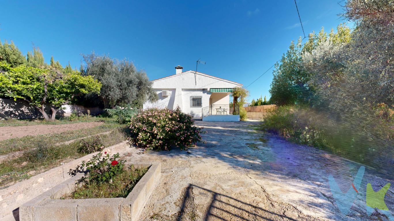 CHALET RÚSTICO INDEPENDIENTE CON PISCINA en plena naturaleza sobre una parcela de 1224 m² y 143 m² construidos, con trastero, paellero y un cuidado jardín. Distribuida todo en una planta para mayor comodidad cuenta con comedor salón con chimenea muy acogedor para las tardes de invierno, cocina independiente, 4 habitaciones dobles y baño.Dispone de agua y luz de contador y como no, con piscina para disfrutar de los largos veranos.  Cuenta con accesos próximos a la autovía de Ademuz y a la Nacional III. La zona es muy tranquila, con vecinos en la urbanización que viven todo el año a tan solo 35 minutos de Valencia y 30 min del aeropuerto.En definitiva, tanto si es para vivir de manera permanente como si estabas buscando una segunda residencia para disfrutar de vacaciones y fines de semana, aquí tendrás la calidad de vida que estabas buscando, ¡no lo dudes y ven a comprobarlo! Ubicada en la Urbanización La Pedrera junto a la población de Vilamarxant, destinada a primeras viviendas y donde conviven vecinos de toda la vida con quiénes han venido atraídos por un relajante entorno lleno de espacios en plena naturaleza.MBI ABASTOS está inscrita en el Registro de Agentes de Intermediación Inmobiliaria de la Comunidad Valenciana RAICV 1525.La descripción del presente inmueble e imágenes tienen mero carácter informativo y en ningún caso carácter contractual, pudiendo ser modificados por la agencia inmobiliaria sin que ello implique responsabilidad alguna frente a terceros. No incluidos en el precio impuestos, gastos de notaría, registro ni honorarios de la agencia. Esta propiedad se pone a la venta con toda la documentación comprobada y en regla, por lo que ofrecemos GARANTIAS a los compradores.Por mandato expreso del propietario comercializamos este inmueble mediante contrato de multiexclusiva, por el cual numerosas agencias colaboradoras, nacionales e internacionales, ofrecen esta vivienda a sus potenciales compradores, todo ello garantizando un servicio de calidad, un trato fácil, sencillo y sin interferencias de terceros. Por este motivo, se ruega no molestar al propietario, a los ocupantes de la propiedad, a los vecinos o conserjes del edificio o urbanización si los hubiera.Muchas gracias por su comprensión.