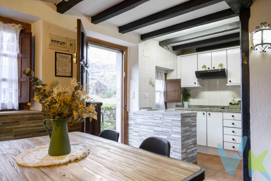 ¿Estás buscando una casa en plena naturaleza, pero con el confort de una vivienda bien cuidada y lista para disfrutar? Te presentamos esta propiedad en Villaorille, en el concejo de Quirós, uno de los enclaves más auténticos del corazón de Asturias.Esta casa se distribuye en dos plantas más altillo y combina la estética tradicional con un interior funcional y acogedor. Dispone de dos dormitorios, dos baños completos, una cocina-salón diáfana con encanto rural y un altillo abierto que puede usarse como espacio polivalente: zona de lectura, despacho, sala de juegos o dormitorio auxiliar.La vivienda está en muy buen estado, ideal para entrar a vivir sin necesidad de reformas. Perfecta como residencia habitual, segunda vivienda o casa de turismo rural, a lo que está actualmente dedicada. Vive el entorno: naturaleza, deporte y tradiciónUbicada en Quirós, esta propiedad te sitúa a un paso de algunas de las rutas más espectaculares de la cordillera Cantábrica. A escasos minutos podrás disfrutar de:El entorno ofrece además un estilo de vida pausado y auténtico, pero con buenas comunicaciones hacia Oviedo o el resto del centro de Asturias.Gastronomía local en pueblos con alma como Bárzana, Pedroveya o ProazaAcceso a lagos como Valle de Cueva o el embalse de ValdemurioEscalada y espeleología en las cercanas paredes de piedra calizaRutas de senderismo por los valles de Quirós y TevergaLa Senda del Oso, ideal para ciclistas y familiasEl entorno ofrece además un estilo de vida pausado y auténtico, pero con buenas comunicaciones hacia Oviedo o el resto del centro de Asturias.Esta no es una casa cualquiera: es una puerta abierta a una forma de vida diferente. Consulta más detalles o concierta una visita. Te encantará.