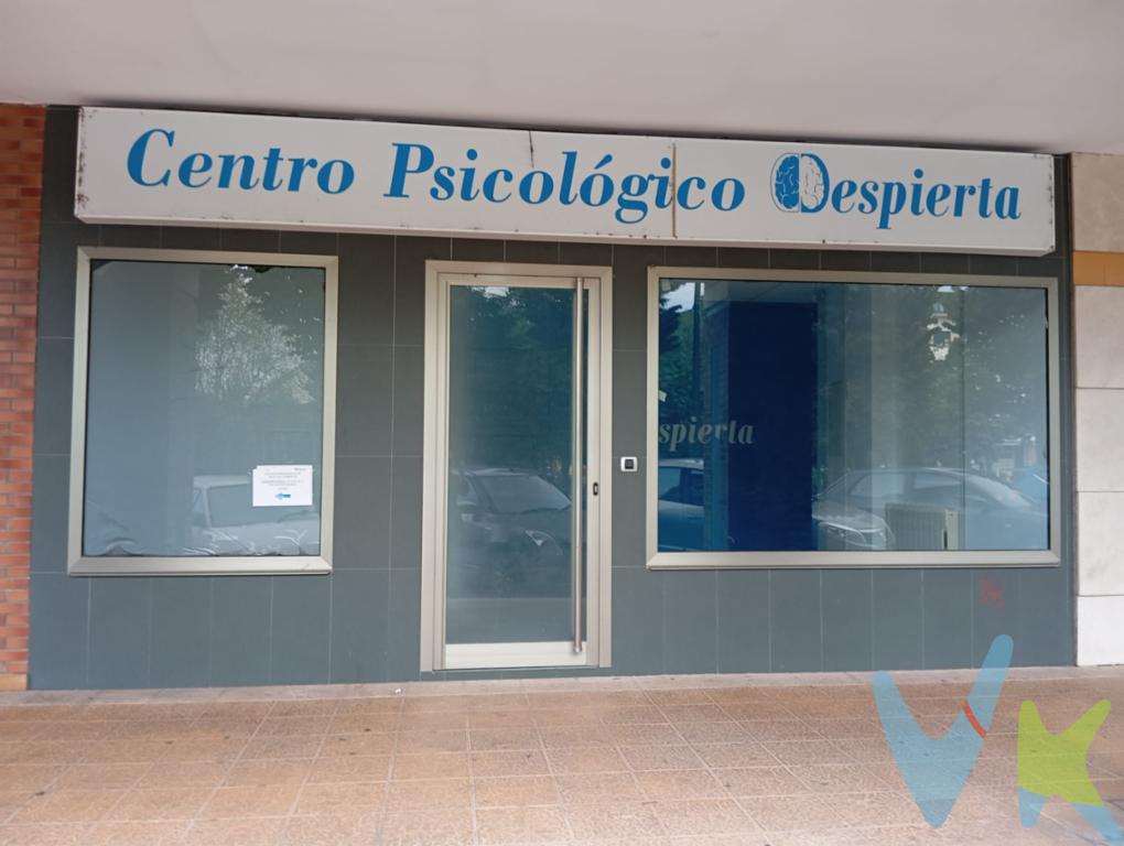  ¡Oportunidad única en Lugo de Llanera! Se ofrece en venta un impresionante local comercial que cuenta con todas las características necesarias para adaptarse a las necesidades de cualquier tipo de negocio. Con una ubicación estratégica en una de las zonas más demandadas, este inmueble no solo destaca por su amplitud sino también por su versatilidad y potencial.El local dispone de unos geniales 130 metros útiles, proporcionando un espacio ideal para cualquier tipo de proyecto comercial. La superficie construida asciende a 140.68 metros, ofreciendo así una excelente distribución del espacio disponible. Este edificio se erigió en el año 1996, asegurando una estructura moderna y en buen estado, perfecta para empezar cualquier actividad de inmediata.Una de las múltiples ventajas de este local es su excepcional amplitud, permitiendo una gran variedad de usos y configuraciones. Imagina tu negocio creciendo en un entorno con tanto potencial y espacio para desarrollar todas tus ideas. Además, su localización privilegiada en Lugo de Llanera añade un valor incalculable, al encontrarse en una zona con gran afluencia de clientes.El inmueble destaca por su luminosidad y distribución, facilitando la creación de un ambiente agradable y funcional. Asimismo, la facilidad de acceso y aparcamiento en la zona amplía las posibilidades de atraer a una mayor clientela. Quienes visiten el local se sentirán inmediatamente atraídos por la amplitud y las condiciones propicias para el desarrollo de actividades comerciales diversificadas.Cualquier emprendedor o empresario verá en este local una opción inmejorable para establecer su negocio. La fachada del inmueble es atractiva y visible desde diferentes puntos, lo que asegura una excelente presencia y visibilidad comercial. Las características del edificio, junto con los 140.68 metros construidos, hacen de este local una inversión sólida y segura.Por otro lado, al haber sido construido en el año 1996, el edificio ofrece una arquitectura contemporánea, acorde con las normativas actuales y proporcionando un entorno moderno y funcional. El local se encuentra en perfecto estado y listo para ser adaptado a las necesidades específicas del nuevo propietario, sin necesidad de grandes reformas.No deje pasar la oportunidad de visitar este local en pos de visualizar el inmenso potencial que ofrece. Los múltiples factores que componen este inmueble aseguran que su visita sea una experiencia reveladora. La posibilidad de convertir este amplio espacio en el eje central de su negocio no se encuentra todos los días.Contacte cuanto antes para agendar una visita y contemple de primera mano todas las ventajas y prestaciones que este magnífico local tiene para ofrecer. En Lugo de Llanera, esta es sin duda una de las mejores opciones actualmente en el mercado. No espere más y tome acción para asegurar esta valiosa oportunidad.Invitamos a todos los interesados a comunicarse con nosotros para obtener más detalles y programar una visita sin compromiso. Este local comercial es, sin lugar a dudas, la opción perfecta para quienes buscan un espacio amplio, bien localizado y en un estado impecable para su negocio. ¡Esperamos poder ayudarle en la concreción de su próximo gran proyecto! 