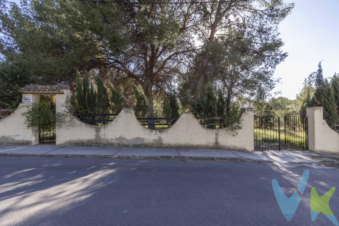 Solar en Urbanización Porta Coeli: El Lugar Ideal para Construir Tu HogarSi estás buscando el sitio perfecto para construir la casa de tus sueños, este solar ubicado en la prestigiosa urbanización Porta Coeli, en Serra (Valencia), es una oportunidad que no puedes dejar pasar. Con una ubicación inmejorable y servicios completos, esta parcela está preparada para hacer realidad tus proyectos.Ubicación Privilegiada en un Entorno NaturalPorta Coeli es conocida por su entorno tranquilo y rodeado de naturaleza. Situada en pleno corazón del Parque Natural de la Sierra Calderona, la urbanización combina la paz de la montaña con la cercanía a Valencia, a tan solo 25 minutos en coche. Además, cuenta con acceso rápido a las principales vías de comunicación, facilitando la conexión con poblaciones cercanas como Bétera o Náquera.Características del SolarSuperficie: La parcela cuenta con una extensión de 1260m , ideal para construir una vivienda amplia con jardín, piscina o cualquier otro proyecto que tengas en mente.Terreno: De fácil acceso y con ligera inclinación, lo que permite aprovechar al máximo las vistas y la luz natural.Infraestructura: El solar dispone de acometidas de agua, luz y alcantarillado, lo que reduce los costes iniciales de construccionSe muestra a título informativo y no contractual. El precio no incluye lo siguiente: Honorarios de la agencia inmobiliaria, impuestos (IVA, ITP) y otros gastos de la Compraventa (notaria, gestoría y registro).