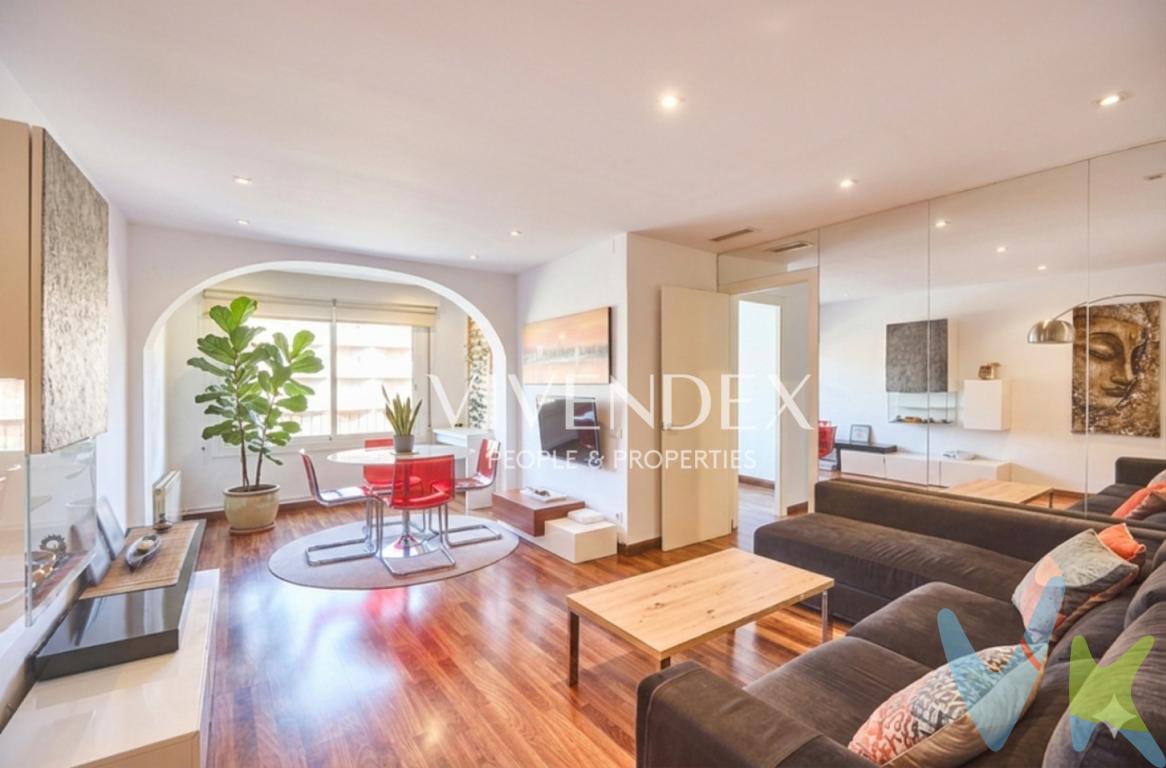 Luz, Altura y Confort junto a Gràcia: Espectacular 6º piso reformado en El Baix GuinardóUbicado en una localización estratégica del distrito de Horta-Guinardó, a tan solo un paso del emblemático barrio de Gràcia, se encuentra este magnífico piso que destaca por su altura, su impecable estado y una entrada de luz natural envidiable durante todo el día. La vivienda se sitúa en la sexta planta real de una finca de 1967 muy bien conservada y con ascensor, ofreciendo un refugio de tranquilidad y confort con la ventaja de disfrutar de toda la oferta cultural y de ocio de Gràcia a escasos minutos a pie.La finca tiene la ITE pasada con el certificado de aptitud vigente.Al cruzar el umbral, nos recibe un hogar cómodo y funcional distribuido en 102 m² privativos según Catastro. El verdadero corazón de la casa es su salón-comedor: un espacio amplio, luminoso y acogedor, perfecto tanto para la vida familiar cotidiana como para recibir invitados en un entorno despejado. La zona de descanso se compone de tres habitaciones; dos de ellas son dobles y de dimensiones generosas, ideales para dormitorios principales, mientras que la tercera pieza ofrece la versatilidad necesaria para convertirse en un despacho luminoso o una habitación individual.La propiedad ha sido reformada con gusto y equipada para garantizar el máximo bienestar. Cuenta con suelos de parquet que aportan calidez, ventanas de aluminio que mejoran el aislamiento, calefacción, aire acondicionado y videoportero. Su ubicación es inmejorable, disfrutando de la calma de El Baix Guinardó y la proximidad a Gràcia, rodeada de comercios de proximidad, centros de salud, colegios y agradables zonas verdes, todo ello con una conexión excelente mediante transporte público (metro y autobús) con el resto de la ciudad.Es la opción ideal para familias que buscan amplitud, luz y una ubicación privilegiada lista para entrar a vivir. El precio de venta no incluye los gastos derivados de la compraventa (notaría, registro e impuestos), ni los honorarios de intermediación inmobiliaria, los cuales corresponden al 2% del precio de venta más IVA a cargo de la parte compradora.