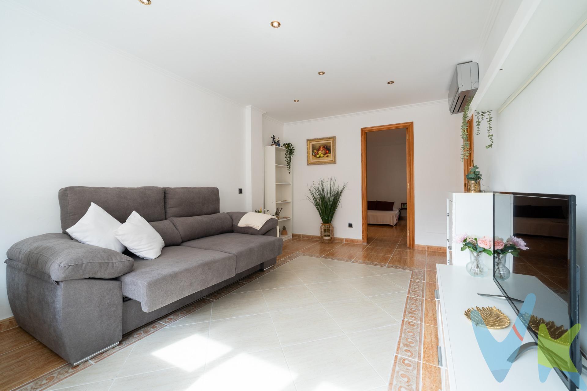 Hay pisos donde te imaginas vivir tan pronto como cruzas la puerta. Éste, que mamá inmobiliaria te presenta, en exclusiva, es uno de ellos: tiene luz, tiene encanto y ese sentimiento de hogar que es difícil de explicar, pero que inmediatamente reconoces. 🏡💛. Cuidado, acogedor y listo para entrar a vivir, es perfecto para los jóvenes que buscan su primer hogar o para una familia que está comenzando una nueva etapa. Su distribución aprovecha bien el espacio y transmite una agradable sensación de amplitud, con 73 m² construidos según catastro, incluyendo los elementos comunes, y 62,61 m² útiles según el certificado energético. Por escrito hay 68 m2. Sin embargo, no encontrarás una sensación de poco espacio en él. ¿Qué te espera cuando entras por la puerta? 😍. ☀️ Un comedor lleno de luz con salida al balcón, donde podrás disfrutar de un café, cuidar tus plantas o hacer una pequeña pausa al aire libre. 🛏️ Dos acogedoras habitaciones y una estancia actualmente utilizada como vestidor, para organizar tu día a día cómodamente. 🍽️Una cocina independiente, práctica y cuidada, con espacio de almacenamiento para tener todo a mano. 🚿Un baño con bañera y ventana, cómodo para el día a día. ❄️Aire acondicionado en el salón y en el dormitorio principal, además de una orientación principal sureste que acompaña esa luminosidad que tanto nos gusta. 3 habitaciones dobles, llenas de luz y oportunidades. No importa si van a ser padres, o si sus hijos ya son mayores. Tienes frente a un edificio magníficamente conservado en un edificio con algunos buenos vecinos, cerca de todas las comodidades. La casa está en un tercer piso sin ascensor, en Son Cotoner, una ubicación muy interesante si quieres estar cerca de Son Dameto, son de flor, son Anglada o Son Rapiña. Y cuando te apetece ir al centro, tienes la cancha inglesa de Jaime III a unos 20 minutos a pie. 🚶‍♀️🛍️. 🔑 ¿Te imaginas comenzar tu próxima etapa aquí? Escríbenos y ven a conocerlo con mamá Real Estate. *El precio de venta de 350.000€ incluye los gastos de agencia y el IVA correspondientes a estos, asumidos por la propiedad. No incluye impuestos ni gastos de compra a expensas del comprador: ITP (Impuesto de Transmisión) y Gastos Notarios y de Registro que le correspondan. Su importe dependerá de la normativa vigente, de las características de la operación y de las circunstancias particulares del comprador.*