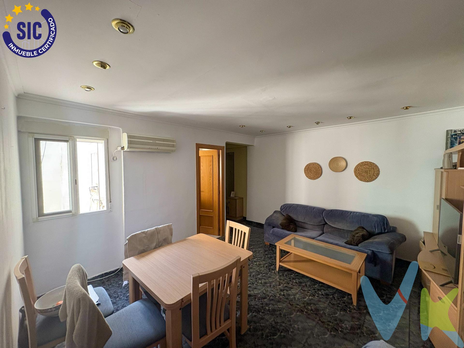 Piso con balcón en el corazón de Malvarrosa – Habitación principal con vistas a las pistas de tenis. Se vende acogedor piso situado en una de las zonas más demandadas de Valencia, a solo unos minutos de la playa de la Malvarrosa. La vivienda cuenta con tres habitaciones: dos exteriores muy luminosas y una interior, ideal como despacho o vestidor. La habitación principal destaca por sus vistas despejadas a las pistas de tenis. El piso dispone de un salón amplio y cómodo, perfecto para reuniones o momentos de descanso, una cocina independiente, un baño completo y un balcón exterior ideal para disfrutar del aire libre. Características destacadas:. 	•	3 habitaciones (2 exteriores y 1 interior). 	•	Habitación principal con vistas a las pistas de tenis. 	•	Salón amplio. 	•	Cocina independiente. 	•	Baño completo. 	•	Balcón. 	•	Excelente ubicación junto a la playa. 	•	Buena comunicación y todos los servicios cerca. Ideal tanto como primera vivienda como para inversión. ¡Ven a visitarlo y descubre su potencial!. La descripción del presente inmueble e imágenes tienen mero carácter informativo y en ningún caso carácter contractual, pudiendo ser modificados por la inmobiliaria comercializadora sin que ello implique responsabilidad alguna frente a terceros. En el precio de venta a público, esta propiedad NO incluye los gastos de adquisición (Notario, registro, gestión, honorarios, etc…).
