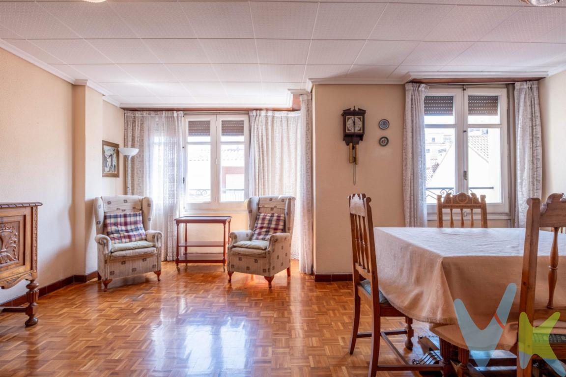 En la cotizada calle Gascón de Gotor, a un paso del Parque Pignatelli y  el Parque Grande. Te presentamos esta vivienda amplia y luminosa que conserva todo el potencial para convertirse en el hogar con el que llevas tiempo soñando.  Disponemos de planos con diferentes opciones de reforma. -4 dormitorios que se adaptan a ti: espacio para trabajar, descansar, crear o compartir. -2 baños que te ofrecen funcionalidad y comodidad para el día a día. - Cocina independiente, lista para transformarse en el corazón de tu casa.  La luminosidad natural baña cada rincón de esta vivienda, que destaca por su distribución generosa y posibilidades de personalización. Un piso para actualizar a tu gusto y hacerlo 100% tuyo. Además, el edificio cuenta con un portal reformado y ascensor a cota cero, ideal para todas las edades y necesidades de accesibilidad. 💫 Una oportunidad única para vivir en una zona tranquila, bien conectada y con todo el encanto residencial de Ruiseñores. _____________________________________. ℹ️ En el precio publicado de venta NO están incluidos los honorarios de agencia por el servicio de gestión, asesoramiento y formalización del proceso de compra que será facturado al comprador. Tampoco incluye los impuestos y gastos legalmente establecidos y derivados de la transmisión e inscripción, en su caso.