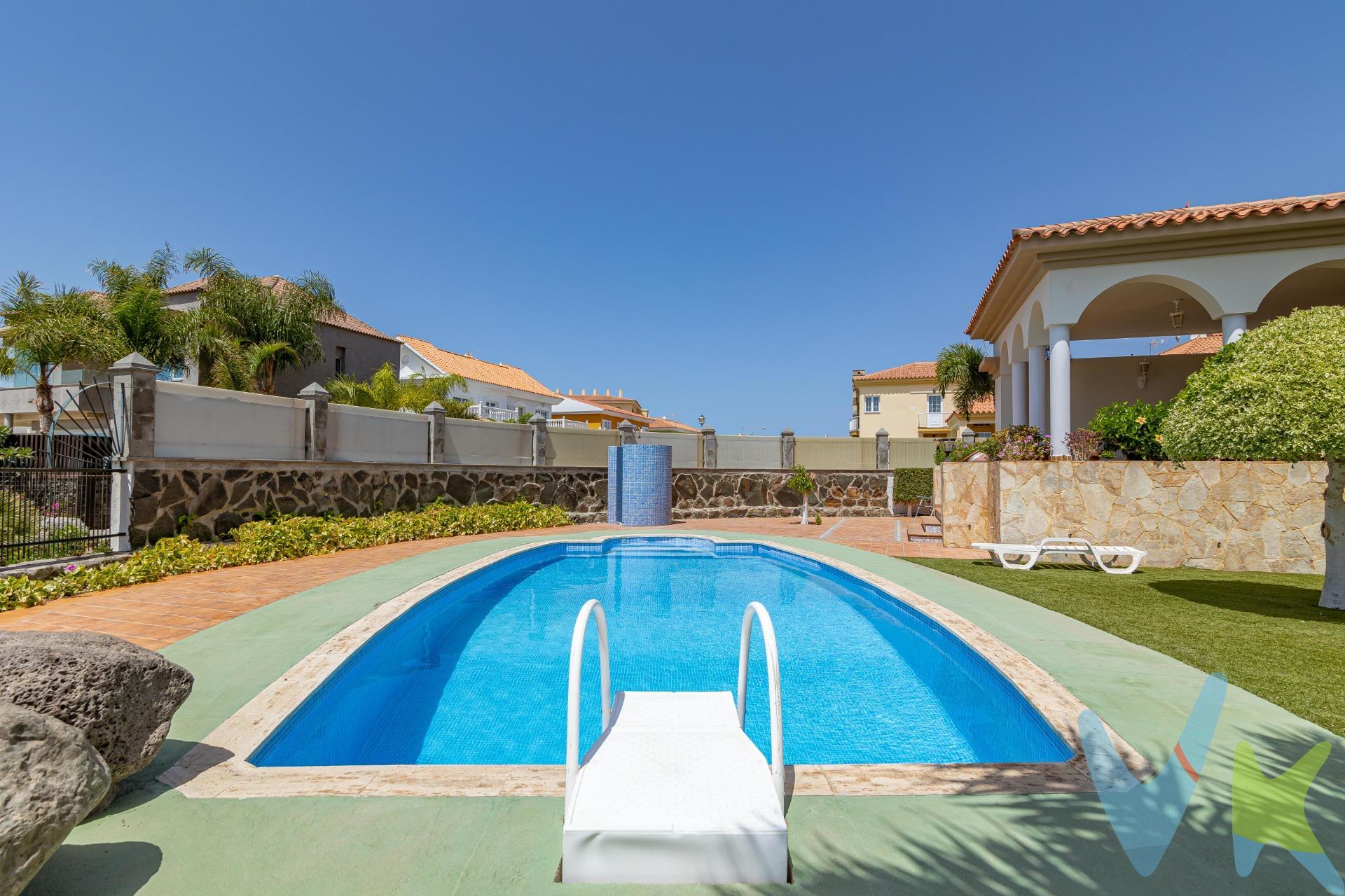 Villa en Sonnenland en venta en primera línea con vistas impresionantes:. Majestuosa villa en venta ubicada en una zona residencial selecta de Sonnenland, en un lugar encantador con vistas impresionantes que te dejan sin aliento. La propiedad se encuentra en una de las mejores ubicaciones y parcelas más solicitadas. . Esta casa de ensueño se encuentra en primera línea, ofreciendo vistas panorámicas espectaculares al mar, a las resplandecientes Dunas de Playa del Inglés y al exuberante palmeral de Maspalomas. No podrá resistirse a esta propiedad excepcional ... La villa se alza en un terreno de 1080 m2, rodeada de un jardín exquisitamente cuidado y amplias terrazas que invitan a disfrutar del sol y las vistas privilegiadas. Sin lugar a dudas, el porche de inspiración oriental, con sus arcos, es el lugar perfecto para deleitarse con la belleza del entorno y disfrutar de la vida al aire libre. Y para aquellos que buscaban un remanso de paz y una piscina privada … te esperan refrescantes momentos de relajación bajo el cálido sol. Esta elegante villa destaca por su arquitectura original, el amplio salón-comedor, con sus dos ambientes, el lugar ideal para recibir a familiares y amigos y disfrutar de reuniones inolvidables. Los grandes ventanales inundan las estancias de luz natural, y cada rincón de la casa regala vistas panorámicas que cautivan los corazones de quienes la visitan. La cocina independiente es un sueño hecho realidad para los amantes de la gastronomía, y una sala de estar acogedora que brinda momentos de relax y confort. Pero eso no es todo, ya que la villa ofrece la asombrosa cifra de 6 amplios dormitorios, cada uno de ellos con su propio encanto y estilo, más una oficina en planta baja. El dormitorio principal, con más de 50 m2, impresiona con su espacioso vestidor y un baño en suite. Cuenta demás con 6 cuartos de baño. Los materiales utilizados son la madera Vitacola y mármol, que confieren un toque de distinción y elegancia. Una verdadera joya oculta de esta villa es su enorme sótano, un espacio versátil que ofrece infinitas posibilidades. Una sala de ocio y recreo que promete muchas risas y diversión, un gimnasio para mantenerse en forma sin salir de casa, e incluso un dormitorio con baño para alojar al personal interno. 2 habitaciones tipo trastero y un pasillo cuarto brindan aún más espacio para almacenamiento, mientras que una sala de máquinas y un garaje para 2-3 coches aseguran que todas las necesidades estén cubiertas con comodidad. Se puede acceder al sótano por 3 entradas diferentes, lo que añade aún más comodidad y funcionalidad a esta propiedad excepcional. Tanto desde el garaje, como por la escalera interior y/o la escalera exterior. Además, la amplia zona exterior es impresionante. La piscina y las terrazas estan rodeas de jardín, bordes de flores, tipicas suculentas, palmeras, arbustos y bonitas rocallas - un verdadero oasis, que promete momentos inolvidables en familia, con amigos e invitados, disfrutando de vistas increíbles. En resumen, esta villa en Sonnenland es una joya en todos los sentidos. Su ubicación privilegiada, las vistas panorámicas que regala desde casi todas las estancias, la luminosidad que inundaba cada rincón, y los espacios amplios y versátiles, la convierten en una oportunidad única para aquellos que buscan vivir en un paraíso. . Sin duda, esta propiedad es mucho más que una casa, es un hogar donde los sueños se hacen realidad y donde cada día hay un nuevo capítulo de una historia maravillosa. Los muebles y electrodomésticos que aparecen en las imágenes están incluidos. El precio no incluye impuestos y gastos de la compraventa: Impuesto de Transmisiones Patrimoniales (6,5%), honorarios de Notario, Registro de la Propiedad y gestoría. El anuncio puede estar sujeto a errores, cambios de precio, omisión y/o retirada del mercado sin previo aviso.