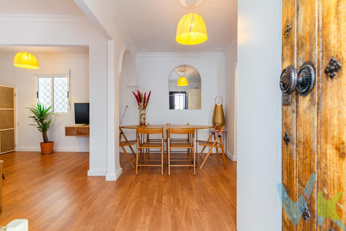 (METROS REALES 68M2)
🏡 ENCANTO ANDALUZ EN ARCOS DE LA FRONTERA 🌅
Si buscas una PARTE DE CASA con historia, carácter y comodidad moderna, esta joya en el corazón del casco histórico de Arcos de la Frontera es para ti. Ubicada en una zona tranquila y con unas vistas espectaculares, esta PARTE DE CASA de pueblo reformada es ideal tanto para vivir todo el año como para disfrutar de unas vacaciones inolvidables.


✨ CARACTERÍSTICAS PRINCIPALES
✅ Ubicación privilegiada en la ruta de los Pueblos Blancos, a pocos pasos de bares, restaurantes y transporte público (autobús gratuito).
✅ Totalmente independiente, sin zonas comunes ni gastos compartidos.
✅ 2 dormitorios y 2 baños, con espacios diseñados para el máximo confort.
✅ Lista para entrar a vivir, con reforma reciente:

Electricidad renovada ⚡
Suelos y pintura nuevos 🎨
Cocina moderna con electrodomésticos empotrados 🍽
Baño principal reformado 🚿
Aire acondicionado nuevo ❄
🏠 DISTRIBUCIÓN
📍 Planta baja: Cocina, salón-comedor, baño principal y despensa con lavadora.
📍 Primera planta: 2 dormitorios con un toque único, integrados parcialmente en la roca, lo que proporciona un ambiente fresco en verano y cálido en invierno.
📍 Planta superior: Gran terraza en la azotea, con vistas impresionantes al lago y las montañas. Incluye un baño independiente y una pequeña cocina exterior, ideal para disfrutar de desayunos al sol o cenas bajo las estrellas.

🌅 UNA PARTE DE CASA PARA VIVIR Y DISFRUTAR
Con una combinación perfecta de tradición y modernidad, esta parte de casa te permite sumergirte en la belleza del centro histórico de Arcos de la Frontera, mientras disfrutas de la tranquilidad y el aire libre desde su espectacular terraza.

🚗 Accesible en coche hasta la puerta.
📍 A solo 40 minutos de Cádiz y sus playas, y a 1 hora de Sevilla
NO HIPOTECABLE
ULTIMO PRECIO 

El precio de compra no incluye muebles, enseres, vehículos ni electrodomésticos. Disponemos de la Ficha Informativa de la propiedad (Según Decreto 218/2005, del 11 de Octubre) y de Seguro de Caución, para la protección del dinero entregado como señal para la Reserva de una vivienda En cumplimiento del Decreto de la Junta de Andalucía 218/2015 de 11 de Octubre, se informa al cliente que los gastos notariales, registrales, ITP, honorarios de la Agencia y otros gastos inherentes a la compraventa no están incluidos en el precio.