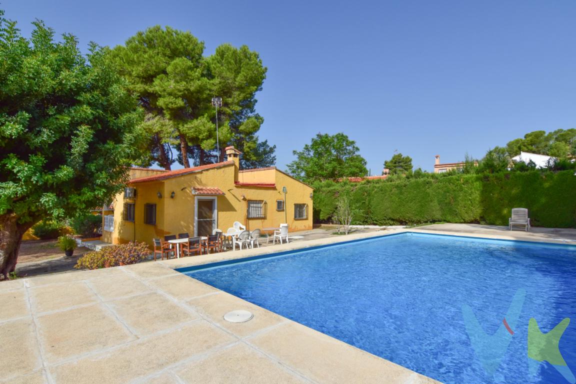  Naturaleza y comodidad a un paso del casco urbano.Si buscas un hogar rodeado de naturaleza, con total privacidad pero sin alejarte de los servicios del pueblo, esta propiedad es para ti. Situada a pocos metros del casco urbano de Pedralba (Valencia), esta vivienda combina la paz del entorno rural con la cercanía a tiendas, colegios, transporte y demás comodidades.Ubicado en un entorno natural privilegiado, el chalet se encuentra a un breve paseo del centro de Pedralba. Podrás disfrutar de rutas de senderismo, aire puro y tranquilidad, sin renunciar a la cercanía de comercios, servicios médicos y conexiones a Valencia capital.Un hogar ideal tanto como residencia habitual como para escapadas de fin de semana.Zona de aparcamiento dentro de la parcela.Espacio de terraza y jardín para comidas al aire libre, juegos infantiles o reuniones con amigos.Piscina privada rodeada de un entorno verde, perfecta para refrescarse y relajarse en los meses cálidos.Salón amplio y acogedor, equipado con chimenea para el invierno y aire acondicionado para el verano.Cocina independiente, práctica y funcional, perfecta para quienes disfrutan cocinar.Baño completo con ventilación natural.Tres dormitorios luminosos, ideales para familia o invitados.Parcela: 1.415 M2 aprox., con zonas ajardinadas y espacio para ocio.Hay opción de comprar la parcela de al lado!Agencia Registrada con el Nº 89 en el Registro Obligatorio de Agentes Inmobiliarios de la Comunitat Valenciana. Puede consultar en la web de la GVA:https://habitatge.gva.es/es/registres-en-materia-habitatge La oferta está sujeta a cambios de precio o retirada del mercado sin previo aviso. Este anuncio en su conjunto, incluyendo textos, fotos, imágenes o cualquier otro contenido del mismo, no es vinculante dado que la información es ofrecida por terceros y puede contener errores. Se muestra a título informativo y no contractual. El precio no incluye lo siguiente: Honorarios de la agencia inmobiliaria, impuestos (IVA, ITP) y otros gastos de la Compraventa (notaria, gestoría y registro). Por mandato expreso del propietario, comercializamos este inmueble en exclusiva, lo que le garantiza el acceso a toda la información, a un servicio de calidad, un trato fácil, sencillo y sin interferencias de terceros. Por este motivo, se ruega no molestar al propietario, a los ocupantes de la propiedad o a los vecinos. Muchas gracias por su comprensión. Si usted es agente inmobiliario y tiene un cliente para este inmueble, llámenos: estaremos encantados de colaborar.