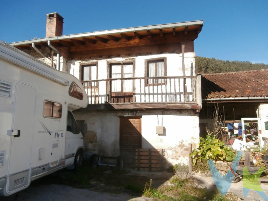 Servicios Inmobiliarios Barrio vende casa de piedra de estilo montañés en Barros, ubicada dentro de un conjunto de viviendas tradicionales en el que se disfruta de absoluta tranquilidad.. El barrio está situado al pie de la montaña, en una zona muy bien comunicada y a un paso de restaurantes, colegios, del centro de Los Corrales de Buelna, del enlace con la A-67 y a 10 minutos de Torrelavega.. La vivienda está lista para reformar a tu gusto, con el tejado nuevo, gracias a su gran tamaño tiene infinitas posibilidades de distribución.. . .