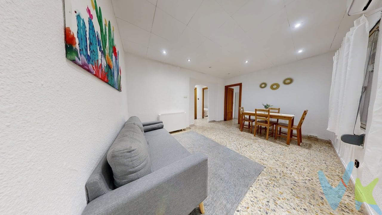 Calle Fray Luis Urbano (Las Fuentes).- Piso en planta baja con 50 m² útiles, distribuido en dos dormitorios, salón, cocina y baño. Cuenta con calefacción individual mediante acumuladores eléctricos y split inverter en el salón. Agua caliente por termo eléctrico. Vivienda en buen estado de conservación, se vende amueblada y equipada según fotos de comercialización. Pocos gastos de comunidad, ideal como primera vivienda o inversión para alquilar. Muy bien comunicado, junto a 3ºCinturon con todos los servicios (Colegios, supermercados, centro médico, bus, etc). Descubre todos los detalles con la visita virtual 360º. El precio indicado no incluye impuestos, gastos de notaría, registro y honorarios de intermediación. Anuncio no vinculante, puede contener errores.