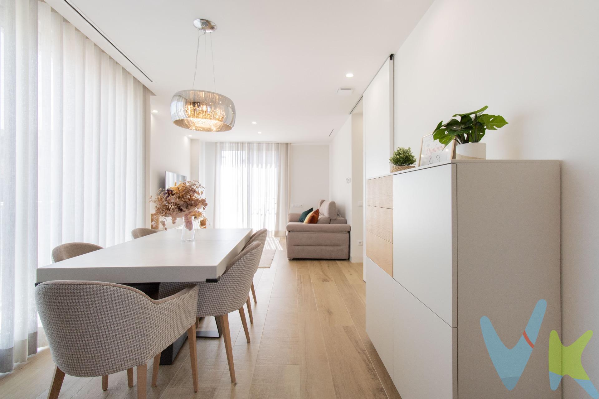 ¡Bienvenidos a tu nuevo hogar! Esta espectacular vivienda en la zona residencial de Massamagrell combina lujo, confort y vistas impresionantes. Con una orientación este y norte, disfrutarás de luz natural durante todo el día y de las mejores vistas al mar y a la huerta. Características Principales:. Superficie: Generosa distribución  de 264m2 en un amplio terreno. Habitaciones: 4 habitaciones más una buhardilla, ideales para familias numerosas o para aquellos que necesitan espacio adicional para oficina o actividades recreativas. Baños: 3 baños completos y 1 aseo, todos diseñados con materiales de alta calidad. Cocinas: 2 cocinas totalmente equipadas, una de ellas ubicada en el garaje junto al patio, perfecta para eventos y reuniones. Terraza: Amplia terraza con vistas panorámicas, ideal para relajarse y disfrutar del paisaje. Calefacción y Aire Acondicionado: Sistema de calefacción radiante y aerotermia, asegurando un ambiente cálido en invierno y fresco en verano, también cuenta con descalcificador, para obtener agua de la mejor calidad en toda la casa!. Armarios: Armarios empotrados panelados y hechos a medida en todas las habitaciones y en los pasillos, ya que no existen las paredes incluso las puertas están integradas, ofreciendo amplio espacio de almacenamiento. Garaje: Portón doble de garaje, proporcionando seguridad y comodidad para estacionar varios vehículos ,cuenta con un amplio trastero donde poder almacenar todo lo que no queramos tener en casa!. Jardín: Jardín con paellero de obra, perfecto para disfrutar de comidas al aire libre con familiares y amigos. Iluminación: Iluminación LED en toda la casa con diferentes combinaciones de iluminación, creando el ambiente perfecto para cada ocasión. Materiales: Madera maciza de roble por toda la vivienda, añadiendo un toque de elegancia y durabilidad. El suelo es imitación a madera de Porcelanosa. En definitiva esta casa se ha hecho cuidando hasta el último detalle!. Ubicación:. Situada en una tranquila zona residencial de Massamagrell, esta casa ofrece un ambiente sereno y seguro, con fácil acceso a todos los servicios necesarios como colegios, tiendas, y transporte público. Además, su proximidad a la huerta y al mar proporciona un entorno natural y relajante, ideal para disfrutar en familia. ¡No pierdas la oportunidad de vivir en esta magnífica casa! Contacta con nosotros para más información y para programar una visita. ¡Te esperamos!. 6.1.3.6.2.5.1.5.5