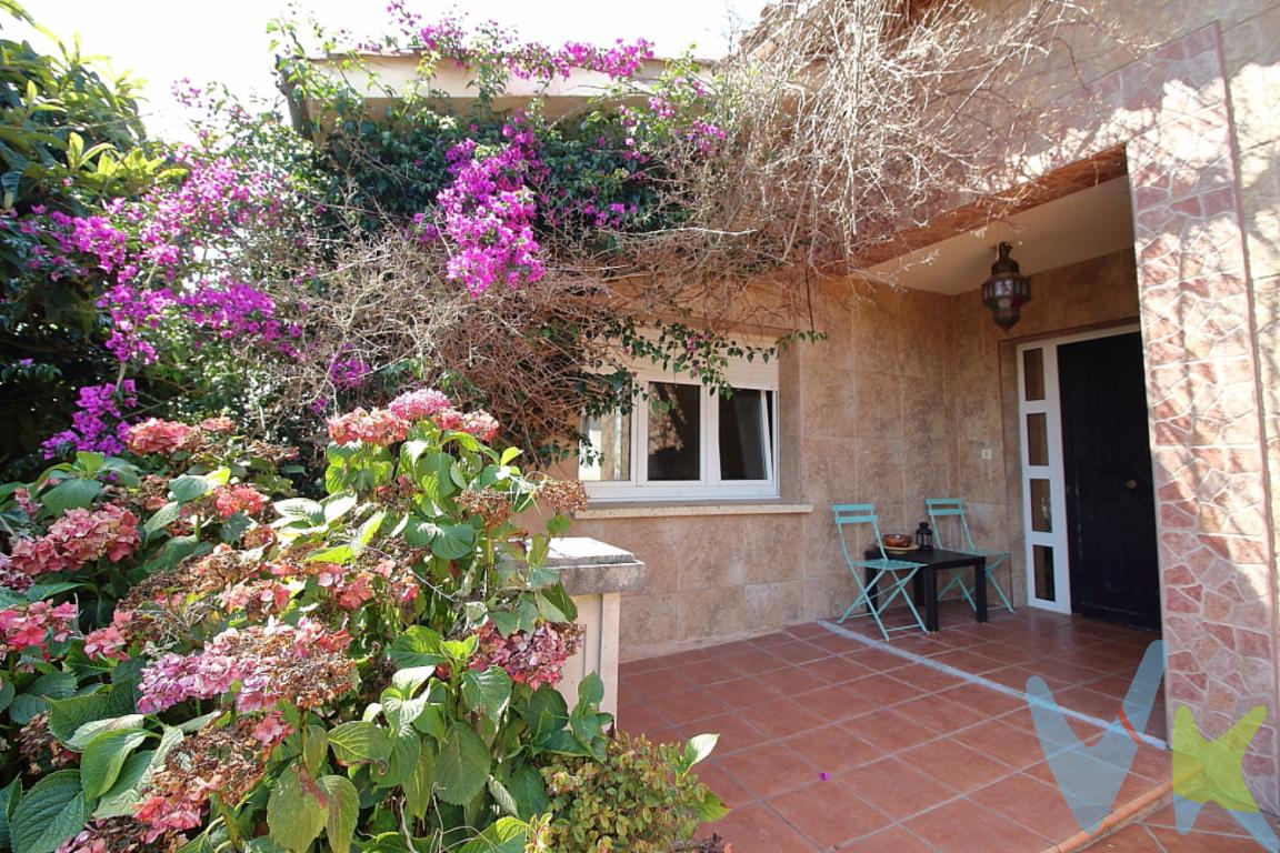 Se vende amplia y acogedora casa en Castiello de Bernueces (Gijón), ubicada en una zona tranquila y exclusiva, ideal para quienes buscan calidad de vida en un entorno privilegiado. Construida en 1979, la vivienda cuenta con 267 m² construidos (204 m² útiles), distribuidos de forma cómoda y funcional.Dispone de 5 habitaciones espaciosas, lo que la hace perfecta para familias o para adaptar espacios como despacho o zona de ocio. Las estancias son luminosas y confortables, destacando un balcón en la planta superior con vistas despejadas que aporta abundante luz natural.Uno de sus grandes atractivos es la parcela de más de 1.300 m², con una amplia zona ajardinada y vistas abiertas a la ciudad, perfecta para disfrutar del aire libre en un entorno de calma.La propiedad incluye garaje con espacio de almacenamiento adicional y cuenta con alcantarillado, garantizando comodidad en el día a día.Gastos e impuestos no incluidos en el precio. A título orientativo, en segundas transmisiones, el comprador abonará el Impuesto sobre Transmisiones Patrimoniales (ITP). Para consultar los porcentajes del ITP en Asturias puede hacerlo a través de la web oficial de servicios tributarios del Principado de Asturias https://sede.tributasenasturias.es/sites/sede/default/es_ES/Que-quieres-hacer/Transmisiones-Patrimoniales-y-AJD. La base imponible será el mayor valor entre precio de compraventa, tasación o valor de referencia catastral. Gastos de notaría y registro según aranceles variables según precio, número de copias y complejidad.  El comprador escoge libremente notario. El vendedor asume la plusvalía y el resto de gastos son del comprador. Si se precisa hipoteca: Tasación, condiciones y costes bancarios según entidad elegida por el comprador; así como los gastos de gestoría y cualesquiera otros inherentes a la formalización de la compraventa. De acuerdo con la ley, no se incluyen en el precio otros gastos o tributos que legalmente correspondan al comprador. Honorarios de intermediación inmobiliaria a cargo del vendedor. El consumidor tiene derecho, conforme a la normativa vigente, a disponer de información y documentación adicional relativa al inmueble y condiciones de la compraventa, accesible en la sede física o mediante correo electrónico de la Agencia cuyos datos de contacto aparecen en la página web. La agencia actúa exclusivamente como intermediaria en la operación. Cualquier compraventa y sus condiciones quedan sujetas en todo caso a la aceptación expresa del vendedor del inmueble y a la posterior formalización del correspondiente contrato. El presente anuncio tiene carácter meramente informativo; la información suministrada se corresponde con la disponible a la fecha de publicación, pudiendo variar en función de las circunstancias o actualizaciones legales, contractuales y fiscales.