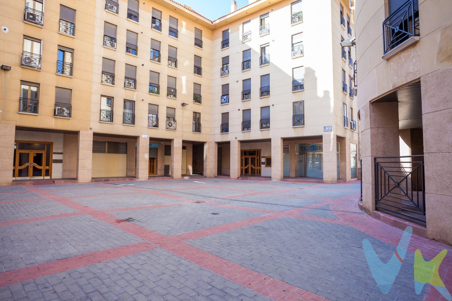 ¿Buscas nuevos horizontes para tu negocio? ¿Una oportunidad de inversión rentable? Tenemos el lugar que necesitas para todo esto y mucho más. . Echa un vistazo a este fantástico local  que puedes convertir en una vivienda , está en el centro de Zaragoza, Plaza San Anton, al lado de la plaza del Pilar, rodeado comercios, además de una alta concurrencia de público y conexiones de transporte. Tendrás a tu disposición 121 m² construidos, y una buena altura del techo, además el local dispone de salida de humos. Como ves, este local es el lugar ideal para grandes proyectos comerciales. El local llega hasta la calle Prudencio. ¿Necesitas verlo por ti mismo? Reserva tu cita cuanto antes, nosotros te acompañamos en todo lo que necesitas para empezar a cumplir tus sueños. Te esperamos.