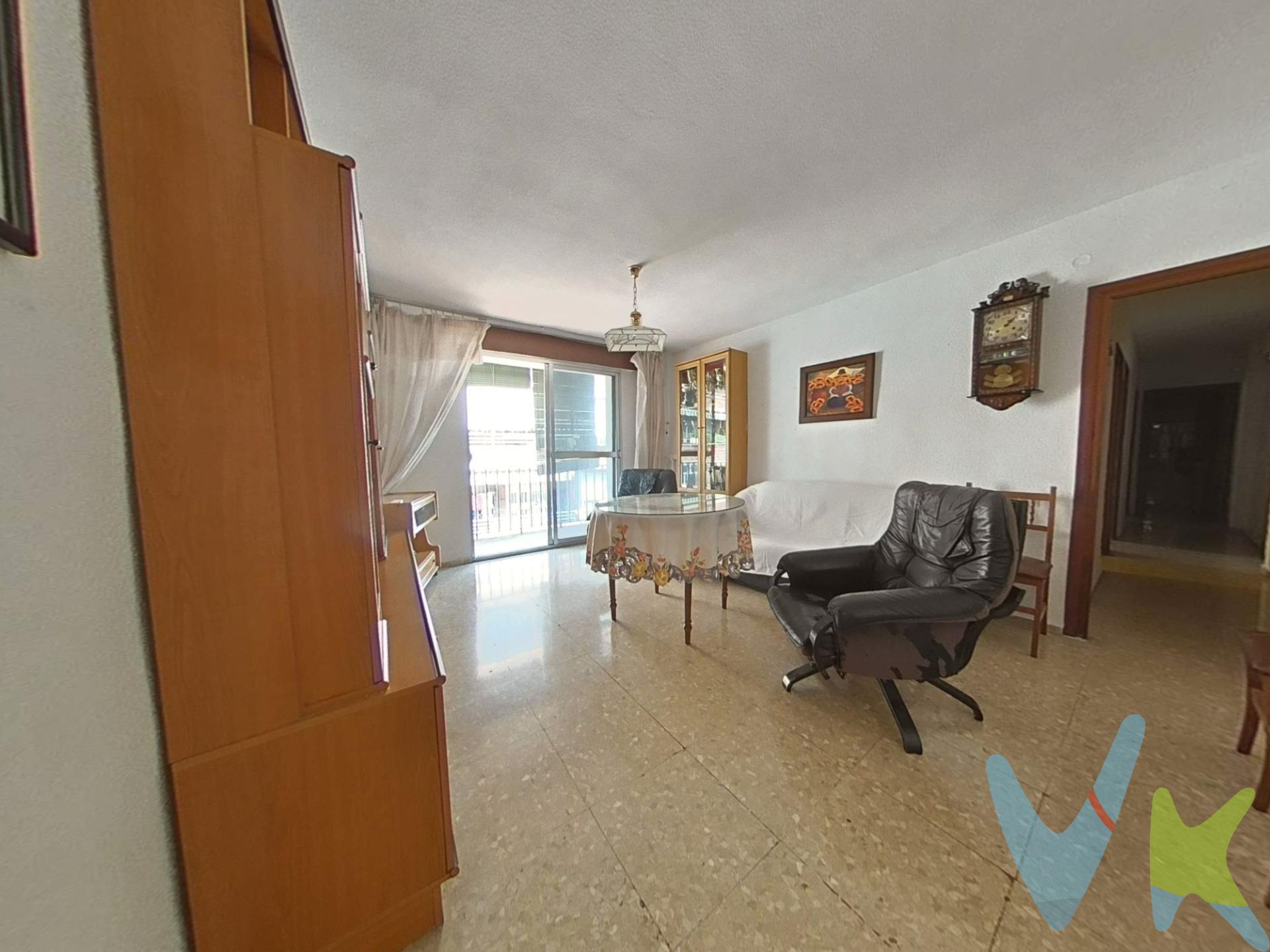 🏡 ¡Tu próximo hogar te está esperando! 🌳✨. Si buscas comodidad, amplitud y una ubicación excepcional, este piso tiene todo lo que necesitas. Situado en una zona privilegiada, rodeada de arboleda y con todos los servicios a tu alcance, disfrutarás de un entorno agradable y tranquilo sin renunciar a la comodidad de contar con una amplia zona comercial muy cerca. La vivienda se encuentra en una 4.ª planta con ascensor y dispone de 3 dormitorios, un acogedor salón, cocina independiente, 1 baño y una amplia terraza, perfecta para disfrutar del aire libre, relajarte o compartir momentos con familiares y amigos. Esta vivienda te proporciona los espacios necesarios con la posibilidad de personalizar y crear tu hogar a tu gusto. Además, para que no te falte espacio, el inmueble incluye plaza de garaje y trastero, aportando un extra de comodidad y almacenamiento. ✨ Características destacadas:. 🛏️ 3 dormitorios. 🛋️ Salón luminoso. 🍽️ Cocina independiente. 🚿 1 baño. ☀️ Amplia terraza. 🛗 4.ª planta con ascensor. 🚗 Plaza de garaje incluida. 📦 Trastero. 🌳 Entorno rodeado de zonas verdes. 🛍️ Próximo a comercios y servicios. Una excelente oportunidad para vivir en una zona con encanto, bien comunicada y con todo lo necesario para disfrutar de una gran calidad de vida. 📞 Ven a visitarlo., hay inmuebles que se explican con palabras y otros que solo se entienden cuando los descubres en persona. Cláusula de Transparencia y Desglose de Gastos (Ley 10/2025).  PRECIO DE VENTA + GASTOS.  En cumplimiento de las obligaciones de información previstas en la Ley 10/2025, de 28 de diciembre, de servicios de atención a la clientela y transparencia, así como en la normativa sectorial vigente, se hace constar que el precio indicado no incluye los gastos e impuestos inherentes a la adquisición, los cuales se desglosan a continuación:.  * Honorarios Agencia del comprador: 2,5 % del precio final de venta más el 21% de IVA (con un mínimo de 3.600 € más el 21% de IVA).  * Impuesto sobre Transmisiones Patrimoniales (ITP): Se aplicará el tipo impositivo vigente en la Comunidad Autónoma de Andalucía (generalmente el 7%, sin perjuicio de tipos reducidos del 3,5%, 1,2% o 1% aplicables según las circunstancias personales del comprador o las características del inmueble). El impuesto se devenga sobre el Valor de Referencia de Catastro o el precio de venta, aquel que resulte superior.  * Gastos de Notaría: Los honorarios notariales se calcularán conforme al arancel oficial regulado en el Anexo I, del Real Decreto 1426/1989, de 17 de noviembre, por el que se aprueba el arancel Notarial.  * Gastos de Registro: La inscripción en el Registro de la Propiedad se facturará según el arancel oficial establecido en el ANEXO I, del Real Decreto 1427/1989, de 17 de noviembre, por el que se aprueba el arancel Notarial.  * Gastos de Gestión (Gestoría): Los honorarios por la tramitación administrativa, liquidación de impuestos e inscripción registral ascienden a [600 aprox.] € (IVA incluido). * Para cumplir con la normativa vigente tenemos a disposición del cliente la Ficha de segundas y ulteriores transmisiones de inmuebles. El precio anunciado no tiene caducidad, pero puede sufrir alteraciones sin previo aviso.  Para una información exhaustiva sobre el funcionamiento, tipos impositivos y bonificaciones del ITP en Andalucía, puede visitar la página: https://www.juntadeandalucia.es/organismos/economiahaciendayfondoseuropeos/areas/tributos-juego/tributos/paginas/impuestos-cedidos-transmisiones.html. 