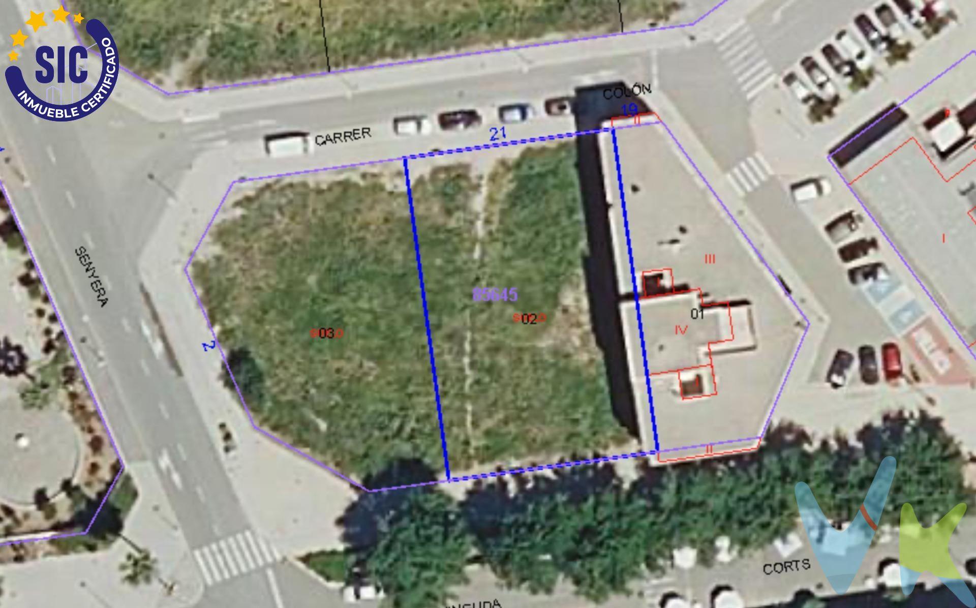 Se ofrece en venta una parcela urbana de gran tamaño ubicada en plena Av. 9 d’Octubre, una de las avenidas más amplias y consolidadas de L’Alcúdia de Crespins. El solar, con una superficie de 1.370 m², se encuentra perfectamente integrado en el núcleo urbano, con fachada amplia y accesible, ideal para una promoción plurifamiliar de media densidad con local comercial en planta baja. La ordenanza ENS-15 permite desarrollar hasta 3 plantas sobre rasante (PB + 2 alturas) con una ocupación máxima del 70% por planta, lo que da lugar a una edificabilidad estimada de hasta 2.877 m². Esta parcela destaca por su potencial edificatorio, visibilidad comercial y ubicación estratégica. Rodeada de zonas verdes, equipamientos públicos, instalaciones deportivas y servicios esenciales, está a tan solo 7 minutos andando de la estación de Cercanías RENFE, con conexión directa a Valencia. ✅ Ventajas clave para promotores:. ●	Parcela amplia y regular, sin necesidad de derribos. ●	Avenida visible, ideal para integrar local comercial en planta baja. ●	Entorno residencial consolidado, con demanda real de vivienda. ●	Excelente conectividad por tren (RENFE línea C-2) y carretera (CV-40 / A-35). ●	Posibilidad de un proyecto de 15–20 viviendas según diseño.  . 📈 ¿Buscas una promoción bien ubicada, con volumen, acceso y buena salida comercial?. 📩 Solicita ya el dossier técnico, plano urbanístico y estudio de rentabilidad. Oportunidades como esta no duran mucho. La descripción del presente inmueble e imágenes tienen mero carácter informativo y en ningún caso carácter contractual, pudiendo ser modificados por la inmobiliaria comercializadora sin que ello implique responsabilidad alguna frente a terceros. En el precio de venta a público, esta propiedad NO incluye los gastos de adquisición (Notario, registro, gestión, honorarios, etc…).