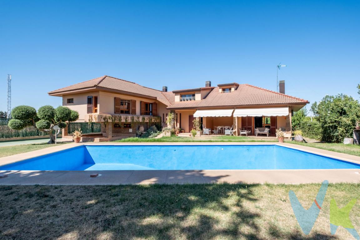 ¿Buscas la tranquilidad de un hogar exclusivo con jardín y piscina.. o una inversión patrimonial con rentabilidad asegurada desde el primer día?. Esta propiedad une lo mejor de dos mundos: la calidad de vida de un chalet urbano de alta gama y la solidez de un activo rústico en producción. 1. LA VIVIENDA: Tu refugio privado a un paso de Zaragoza. Imagina despertar rodeado de naturaleza, celebrar barbacoas con amigos bajo el porche o disfrutar del sol en tu propia piscina. Esta casa urbana de 350 m² construidos sobre una parcela urbana de 1.494 m² está diseñada para vivir y disfrutar cada rincón:. - Planta Calle: Diseñada para la vida social y familiar. Cuenta con un gran salón lleno de luz, cocina-comedor espaciosa, 1 baño completo, zona independiente de lavandería y acceso directo al porche acogedor, al jardín consolidado y a la piscina privada. - Primera 1: La zona de descanso, distribuida en 5 amplios dormitorios y 3 baños completos, ideal para familias numerosas o para disponer de despachos y zonas de invitados. - Bodega: Un espacio tradicional perfecto para reuniones familiares, catas de vino o zona de ocio polivalente. 2. EL TERRENO RÚSTICO: Inversión activa y rentabilidad garantizada. El paquete incluye una finca rústica de 10.262 m² de frutales en plena producción, ubicada en el entorno del Campo de Cariñena / Ribera del Huerva. Rentabilidad inmediata: Dispone de contrato de alquiler vigente que genera 654 €/año, aportando un flujo de caja pasivo desde la firma de la compraventa. Valor patrimonial: Un activo no perecedero con explotación agrícola en marcha. ¿POR QUÉ ESTA PROPIEDAD ES ÚNICA?. Ubicación estratégica:  excelente comunicación por la A-23 con Zaragoza capital (a solo 40 minutos), zonas industriales y la comarca vitivinícola del Campo de Cariñena. Versatilidad total: Ideal como residencia habitual de alto nivel o como inversión patrimonial combinada (vivienda + suelo agrícola). ¡No dejes escapar esta oportunidad única en el mercado inmobiliario . *** Gastos e impuestos no incluidos. A título orientativo, en segundas transmisiones, el comprador abonará: Impuesto sobre Transmisiones Patrimoniales (ITP), tipo general en Aragón al 8% (*). Base de cálculo: mayor valor entre precio de compraventa o valor de referencia catastral. Gastos de Notaría y Registro: Aranceles variables según precio, número de copias y complejidad; cálculo según tarifas normativas. Si se precisa hipoteca: Tasación, condiciones y costes bancarios según entidad elegida por el comprador; así como gastos de gestoría y cualesquiera otros inherentes a la compraventa. No se incluyen otros gastos o tributos que puedan por Ley corresponder al comprador. Operación sujeta a doble mediación. Existen honorarios a cargo del comprador, salvo pacto en contrario, no incluidos en PVP. El consumidor conforme a la normativa vigente podrá solicitar información y documentación adicional relativa al inmueble, sus características, condiciones de la operación y del servicio de mediación en la oficina y/o a través de nuestro teléfono de contacto o mail. La agencia actúa exclusivamente como intermediaria en la compraventa, cuyas condiciones, en todo caso, estarán sujetas a la aceptación expresa del vendedor del inmueble y posterior formalización del contrato. La información suministrada se corresponde con la disponible a la fecha de publicación, pudiendo variar en función de las circunstancias o actualizaciones legales, contractuales y fiscales. Anuncio de carácter meramente informativo. Para una información exhaustiva sobre el funcionamiento, tipos impositivos y bonificaciones del ITP en Aragón, puede consultar el portal oficial de la Agencia Tributaria Autonómica. Tarifas notariales y registrales reguladas en el Anexo I del Real Decreto 1426/1989 y Anexo I del Real Decreto 1427/1989, respectivamente. Anuncio no vinculante, puede contener errores.