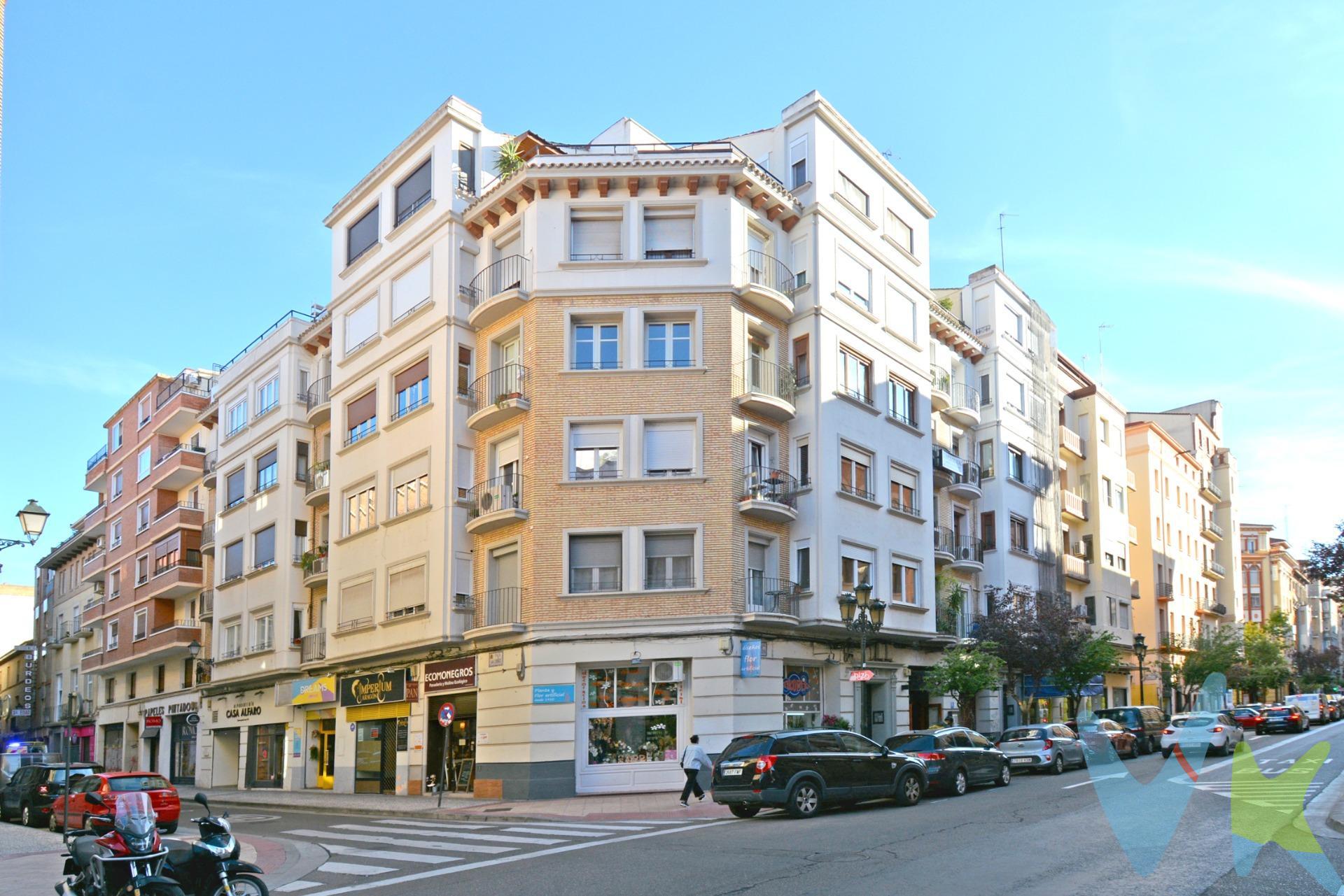 PISO EN CASCO HISTORICO - C/ SAN LORENZO. Piso de 75 m² útiles distribuido en salón, cocina independiente, tres dormitorios y un baño. Con posibilidad de reformas en las que se podría sacar mucho más partido a los metros con los que cuenta la vivienda. . Es una 1ª planta real, exterior y con vistas despejadas. Cuenta CON ASCENSOR sin barreras. Hay terraza de usufructo con salida desde la cocina. . El edificio tiene toma de gas. Suelos de tarima y baldosa, puertas y ventanas de madera. . Zona con todo tipo de servicios, tiendas, farmacias, supermercados, etc.. Buenas comunicaciones con distintos puntos de la ciudad mediante líneas de autobús urbano y al lado de La Seo, El Pilar, y junto a La Plaza San Pedro Nolasco. . ***ESTUDIO DE FINANCIACIÓN SIN COMPROMISO CON LOS MEJORES PROFESIONALES***. ¡¡ NO TE PIERDAS EL REPORTAJE FOTOGRÁFICO Y EL TOUR 360º QUE TENEMOS PARA TI !!. ¡¡BUSCAMOS SOLUCIONES, ENCONTRAMOS HOGARES!! 💙🏠