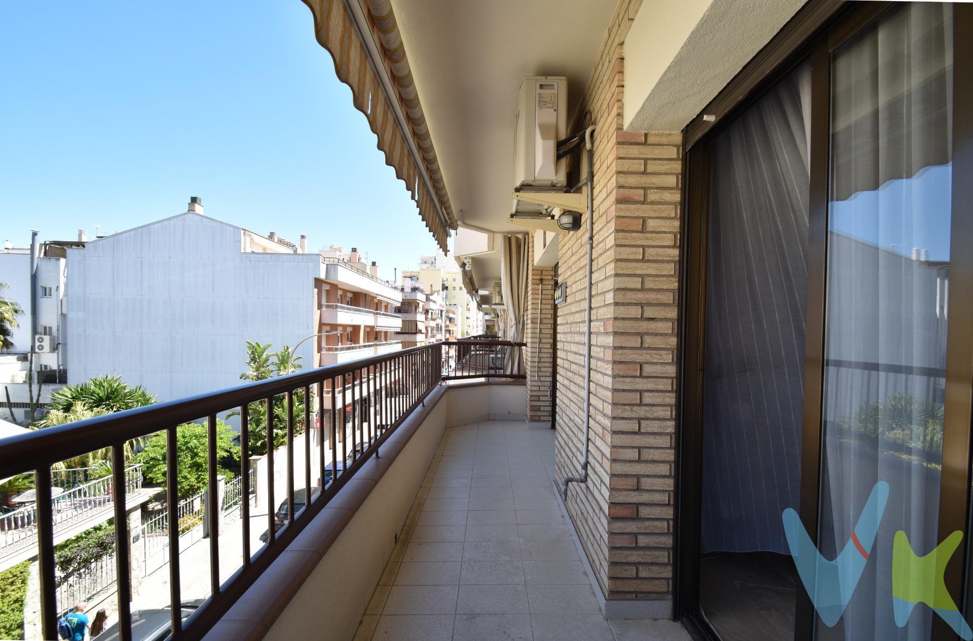 Elegancia, amplitud y exclusividad en el corazón de Vilanova y la Geltrú. Os presentamos una vivienda única por sus dimensiones, acabados y ubicación privilegiada. Situado en una de las zonas más cotizadas del centro (entre el Mercado Central y la Piscina Municipal), este espectacular piso de 132 m2 útiles (169 m2 construidos) ofrece la combinación perfecta entre el confort de vivir a un paso de todo y la privacidad de un oasis urbano. Al entrar, te recibe una distribución inteligente y fluida. El recibidor da paso a un magnífico salón-comedor de 35 m² presidido por una elegante chimenea, el lugar ideal para momentos de relax o reuniones familiares. Este espacio goza de una gran luminosidad gracias a sus dos salidas directas al balcón. La cocina tipo office es amplia, funcional y cuenta con una práctica galería independiente. En la zona de descanso y confort, la vivienda dispone de 5 dormitorios (1 suite con armarios a medida), ofreciendo una excelente versatilidad para familias numerosas, espacios de despacho o salas de juegos. Completan la propiedad dos baños completos y perfectamente equipados. El gran valor añadido de esta propiedad es su particular solárium de 31 m², un espacio exclusivo donde disfrutar del clima mediterráneo, organizar cenas al aire libre o crear tu propio jardín urbano con total intimidad. Los detalles marcan la diferencia de este alto standing: elegantes suelos de mármol que aportan distinción a cada estancia y un sistema de calefacción radial que garantiza el máximo confort térmico en invierno sin radiadores a la vista. Aire acondicionado en el comedor y toldos en el balcón. Situado en una segunda planta de una finca con ascensor, con una comunidad muy cuidada y de excelente vecindad. El edificio está impecable, es de 1989 y la fachada hace dos años que se reformó. Una oportunidad única para quien busca espacio, lujo y centralidad. Ven a visitarlo y enamórate de tu futuro hogar. Vilanova i la Geltrú es una ciudad costera de más de 70.000 habitantes. Cuenta con más de 6 kilómetros de playas de arena fina, accesibles y respetuosas con el medio ambiente. Su exclusivo puerto náutico es reconocido internacionalmente y conserva un entrañable puerto pesquero con actividad diaria. Su Rambla Principal es una de las más largas y con mayor ambiente de Cataluña. Vilanova es una ciudad que tiene vida todo el año, con numerosas fiestas y está ubicada sólo a 30 minutos en coche de Barcelona y a 20 minutos del aeropuerto. Cédula habitabilidad: CHB03423426. Certificado Energético: Referencia VTBSR2JWY Consumo de energía F 216 Kwh-m² año Emisiones E 36 Kg CO2-m² año. El precio no incluye impuestos (ITP, IVA y AJD), ni los gastos de notario ni los de registro.