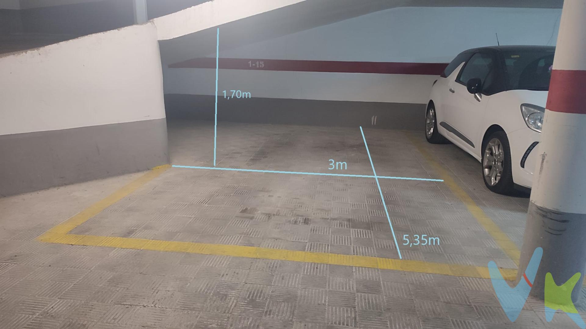 Se vende amplia plaza de garaje situada en la Avenida de Cádiz, una de las zonas más demandadas de la ciudad. Ubicada a pocos minutos del centro histórico y muy cerca de la playa de Santa María del Mar, esta plaza ofrece la comodidad de aparcar en una ubicación estratégica, ideal tanto para residentes como para quienes disfrutan de la zona costera. Acceso cómodo, fácil maniobrabilidad y portón automático. Perfecta para coche mediano o compacto. Gastos, impuestos y honorarios de la agencia no incluidos en el precio. Si estás interesado en esta propiedad, contacta con nosotros!. 