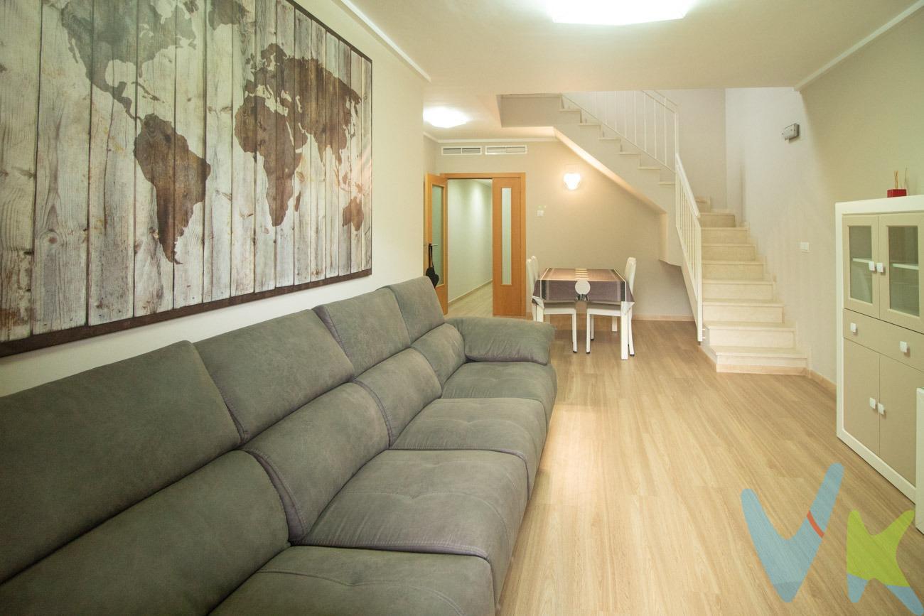 OPORTUNIDAD. . Te apetece despertar de cara  al  valle de Aguas Vivas?  Impresionantes vistas de este singular piso -dúplex. Piso dúplex seminuevo y con  mejoras que dispone de garaje, trastero y piscina comunitaria en la Barraca de Aguas vivas en una finca nueva y con una superficie construida de 112 m2. Esta gran vivienda cuenta con ascensor y dispone de 3 amplios dormitorios, 2 baños completos (uno dentro de la habitación de matrimonio), y una bonita cocina completamente amueblada con galería cerrada, instalación de aire acondicionado por conductos en toda la vivienda,  amplio garaje con trastero. El complejo dispone de una bonita y amplia piscina comunitaria con terrazas. La vivienda se vende semi amueblada pues solo faltará en el salón el sofá y en la cocina la nevera y lavadora, el resto esta incluido en el precio. Desde el salón  accedemos  a la primera planta donde encontramos una excelente terraza de unos 50 m2 con unas increíbles vistas para poder disfrutar con los amigos y familia. . El precio no incluye impuesto de transmisiones patrimoniales, gastos de Notaria, gastos de Registro y Honorarios de la Agencia. . 