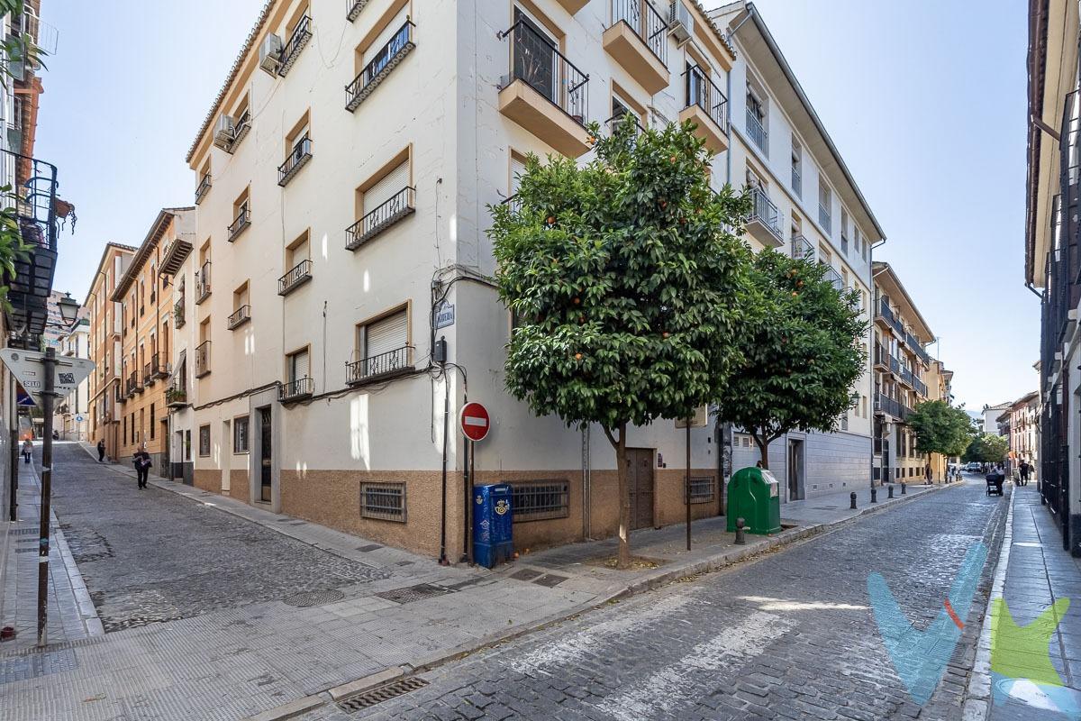 Sacamos a la venta amplio y luminoso piso situado en el corazón del Realejo. La vivienda cuenta con cuatro dormitorios y dos baños, ofreciendo un espacio cómodo y bien distribuido. La cocina es independiente, equipada con todo lo necesario y con un lavadero anexo. El amplio salón-comedor es muy luminoso, gracias a sus grandes ventanas que permiten la entrada de mucha luz natural. La ubicación es céntrica, lo que facilita el acceso a servicios y transporte. Ideal tanto para quienes buscan un hogar práctico y lleno de luz como para inversión. No lo dudes más y llámanos para visitarlo. Ref. N339. * El PVP indicado no incluye impuestos ni gastos de Escritura. * Honorarios agencia no incluidos. * Las superficies expresadas en esta página tienen carácter descriptivo y son aproximadas. * Los precios pueden ser susceptibles de modificación sin previo aviso. * Esta propiedad se vende SIN muebles.