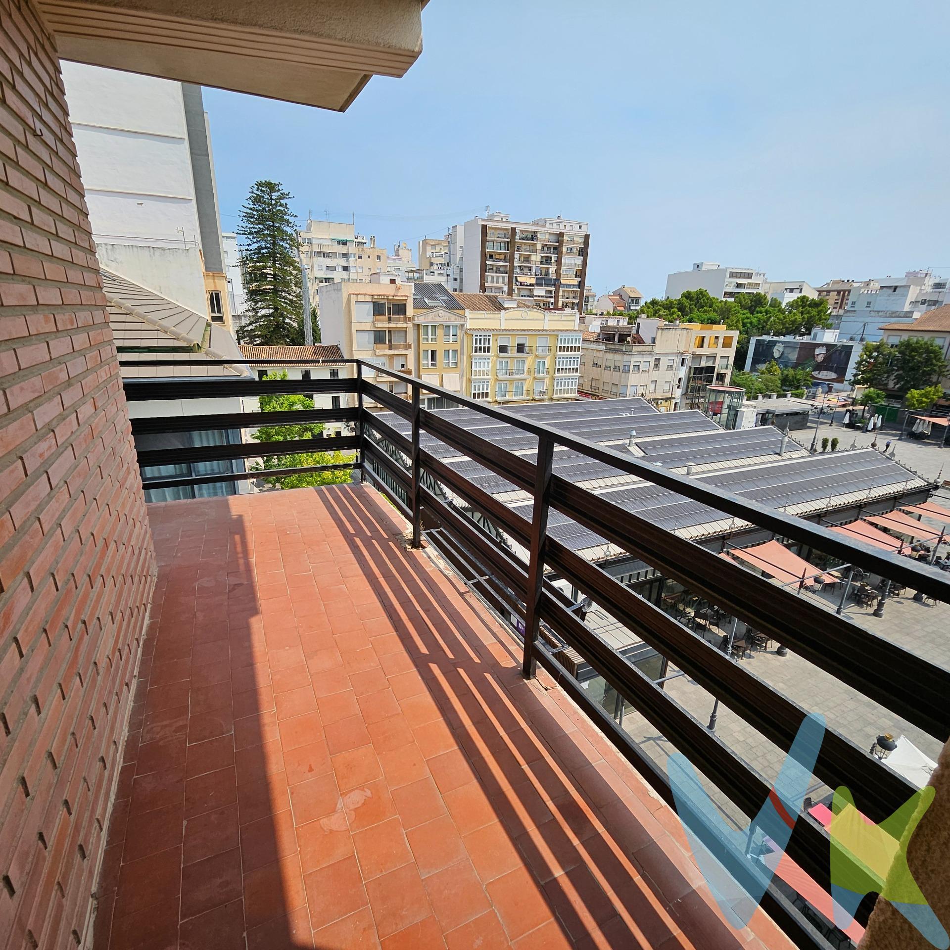 Fabuloso piso situado en una 5a planta con ascensor, ideal para quienes buscan comodidad y luz natural. Su mayor atractivo es su encantador balcón con vistas totalmente despejadas a la emblemática Plaza del Prado; un pulmón abierto en pleno centro donde podrás disfrutar de la tranquilidad, el sol y las montañas de fondo. La vivienda se encuentra en un estado excelente, recién pintada y lista para que la amuebles a tu gusto. Destaca por su fantástica distribución:. Estancias muy luminosas con armarios empotrados. Cocina independiente totalmente equipada con electrodomésticos. Vivir aquí significa tener a pie de calle todos los comercios, zonas verdes, restauración y servicios del centro histórico y peatonal, pero disfrutando de la paz y el silencio que ofrece ser un piso alto. ¡Una oportunidad única por ubicación y características! No dudes en contactar para venir a visitarlo. VENTA:. PVP 235.000€. Gastos e impuestos no incluidos en el precio. La compra conlleva impuestos y gastos de formalización para el comprador. A título orientativo se informa que en segundas transmisiones el ITP con carácter general en Valencia es del 9%, pudiendo existir otros tipos impositivos atendiendo a las circunstancias personales del comprador u otras circunstancias previstas legalmente. Base imponible del impuesto el mayor valor entre el precio de compraventa, la tasación o el valor de referencia catastral. En cuanto a los gastos de notaría y registro, en su caso, suelen oscilar aprox. entre 1,5% y 2,5% (aranceles variables según precio, n.º de copias y complejidad). El comprador elige notario. Si el comprador precisase de hipoteca: tasación, condiciones y costes bancarios serán según entidad elegida por el comprador, así como los gastos de gestoría, y cualesquiera otros gastos inherentes a la formalización de la compraventa que legalmente correspondan a la parte compradora, salvo pacto expreso en contrario con el vendedor. El consumidor tiene, conforme a la normativa vigente, a su disposición información y documentación adicional relativa al inmueble y condiciones de la compraventa, que podrá ser consultada en C/Joaquín Costa 4, bajo 46005 Valencia o urbe2@remax.es. Honorarios de mediación inmobiliaria a cargo del COMPRADOR: (3% del precio final de venta más IVA (21%), salvo otro pacto.); y de VENDEDOR (según acuerdo con el mismo). Se informa al consumidor que la agencia actúa como intermediaria inmobiliaria en la operación, estando cualquier eventual compraventa y sus condiciones sujeta a la aceptación expresa del propietario-vendedor y a la posterior formalización del correspondiente contrato.