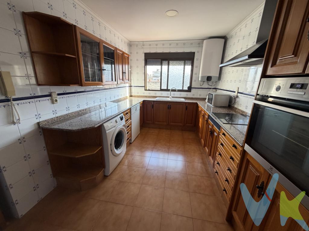 Estupenda vivienda  duplex  en segunda planta alta, edificio en zona centro, compuesta por tres dormitorios, dos baños (uno de ellos integrado en el dormitorio principal), amplio salón comedor con balcón, cocina office con escalera de acceso a zona superior. La vivienda se encuentra alquilada con contrato en vigor por lo que es ideal para inversores.