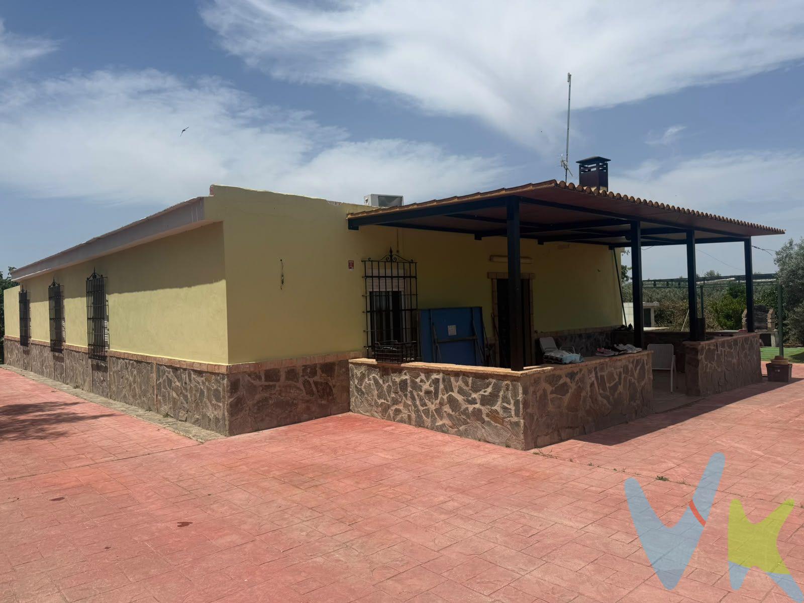 PRECIO DE VENTA: [260.000 + GASTOS] €. Magnífica finca rústica de 14.200 m² situada en la zona de La Juncosa Alta, a tan solo 3 km de Utrera y 30 km de Sevilla, con excelente acceso por carretera y fácil conexión con las autovías de Sevilla y Málaga. La propiedad cuenta con una vivienda de 120 m², distribuida en 4 dormitorios, amplio salón con chimenea, cocina americana, cuarto de baño con placa de ducha, aire acondicionado, trastero interior y acogedor porche. En el exterior dispone de una amplia zona de ocio con barbacoa, merendero, piscina con depuradora y ducha exterior, ideal para disfrutar en familia. La finca alberga aproximadamente 250 olivos gordales en producción, dotados de riego por goteo, ofreciendo una interesante explotación agrícola. Para los amantes del mundo ecuestre, cuenta con una nave de 150 m² con 12 boxes para caballos, además de dependencias auxiliares, picadero circular y pista rectangular. Características adicionales:. ✔ Pozo propio de agua. ✔ Suministro eléctrico de Endesa. ✔ Gallinero. ✔ Pozo ciego. ✔ Camino de acceso en buen estado. ✔ Entorno tranquilo y privado. ✔ Propiedad hipotecable. Una finca muy completa, ideal tanto para vivienda habitual como para disfrutar de la naturaleza, la agricultura o la actividad ecuestre. En cumplimiento de las obligaciones de información previstas en la Ley 10/2025, de 28 de diciembre, de servicios de atención a la clientela y transparencia, así como en la normativa sectorial vigente, se hace constar que el precio indicado no incluye los gastos e impuestos inherentes a la adquisición, los cuales se desglosan a continuación:. •	Impuesto sobre Transmisiones Patrimoniales (ITP): Se aplicará el tipo impositivo vigente en la Comunidad Autónoma de Andalucía, generalmente el 7% (18.130€), sin perjuicio de tipos reducidos del 3,5%, 1,2% o 1% aplicables según las circunstancias personales del comprador o las características del inmueble). El impuesto se devenga sobre el Valor de Referencia de Catastro o el precio de venta, aquel que resulte superior. •	Gastos de Notaría: Los honorarios notariales se calcularán conforme al arancel oficial regulado en el Anexo I, del Real Decreto 1426/1989, de 17 de noviembre, por el que se aprueba el arancel Notarial. •	Gastos de Registro: La inscripción en el Registro de la Propiedad se facturará según el arancel oficial establecido en el ANEXO I, del Real Decreto 1427/1989, de 17 de noviembre, por el que se aprueba el arancel Notarial. •	Gastos de Gestión (Gestoría): Los honorarios por la tramitación administrativa, liquidación de impuestos e inscripción registral ascienden aproximadamente a [545] € (IVA incluido). •	Honorarios Agencia del Vendedor: incluidos en el PVP. •	Honorarios Agencia del comprador: La agencia prestará los servicios de información, asesoramiento y acompañamiento previstos en el Encargo de Servicios y en el D.I.A. Si solicita servicios adicionales o personalizados, sus honorarios serán informados previamente, de forma individualizada y por escrito, conforme a la libertad de pactos y a la normativa vigente. NO VINCULADOS AL PRECIO DE COMPRA. Para una información exhaustiva sobre el funcionamiento, tipos impositivos y bonificaciones del ITP en Andalucía, puede consultar el portal oficial de la Agencia Tributaria de la Junta de Andalucía en el siguiente enlace:. https://www.juntadeandalucia.es/organismos/economiahaciendayfondoseuropeos/areas/tributos-juego/tributos/paginas/impuestos-cedidos-transmisiones.html; . Documento D. I. A. a disposición del consumidor según Decreto 218/2005 Junta de. Andalucía. 